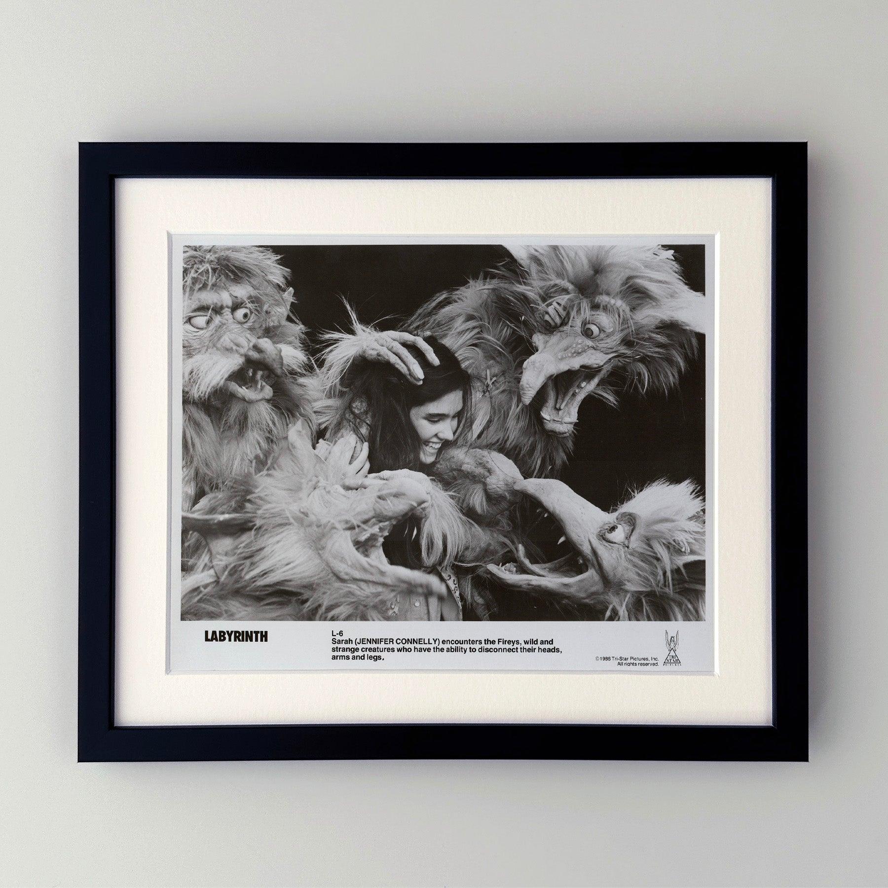 Original 8x10 Zoll Publicity Film Still für Labyrinth (1986) mit David Bowie und Jennifer Connelly in den Hauptrollen und unter der Regie von Jim Henson.

Werbefotos (Film/Produktion) wurden erstellt, um die Studios bei der Werbung für ihre neuen