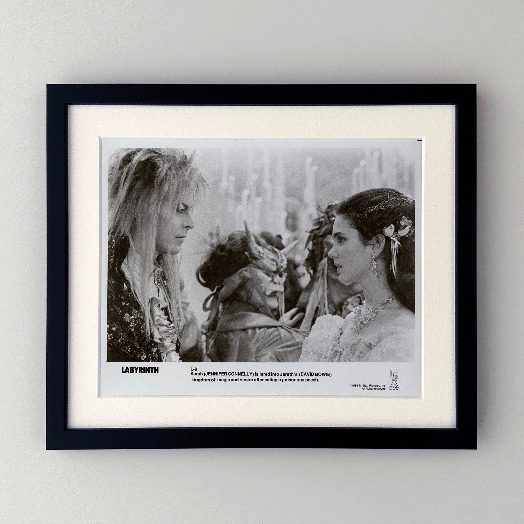 Photo publicitaire originale de 8x10 inches pour Labyrinth (1986) avec David Bowie et Jennifer Connelly, réalisé par Jim Henson.

Les photos de publicité (film/production) ont été créées pour aider les studios à promouvoir leurs nouveaux films. Les