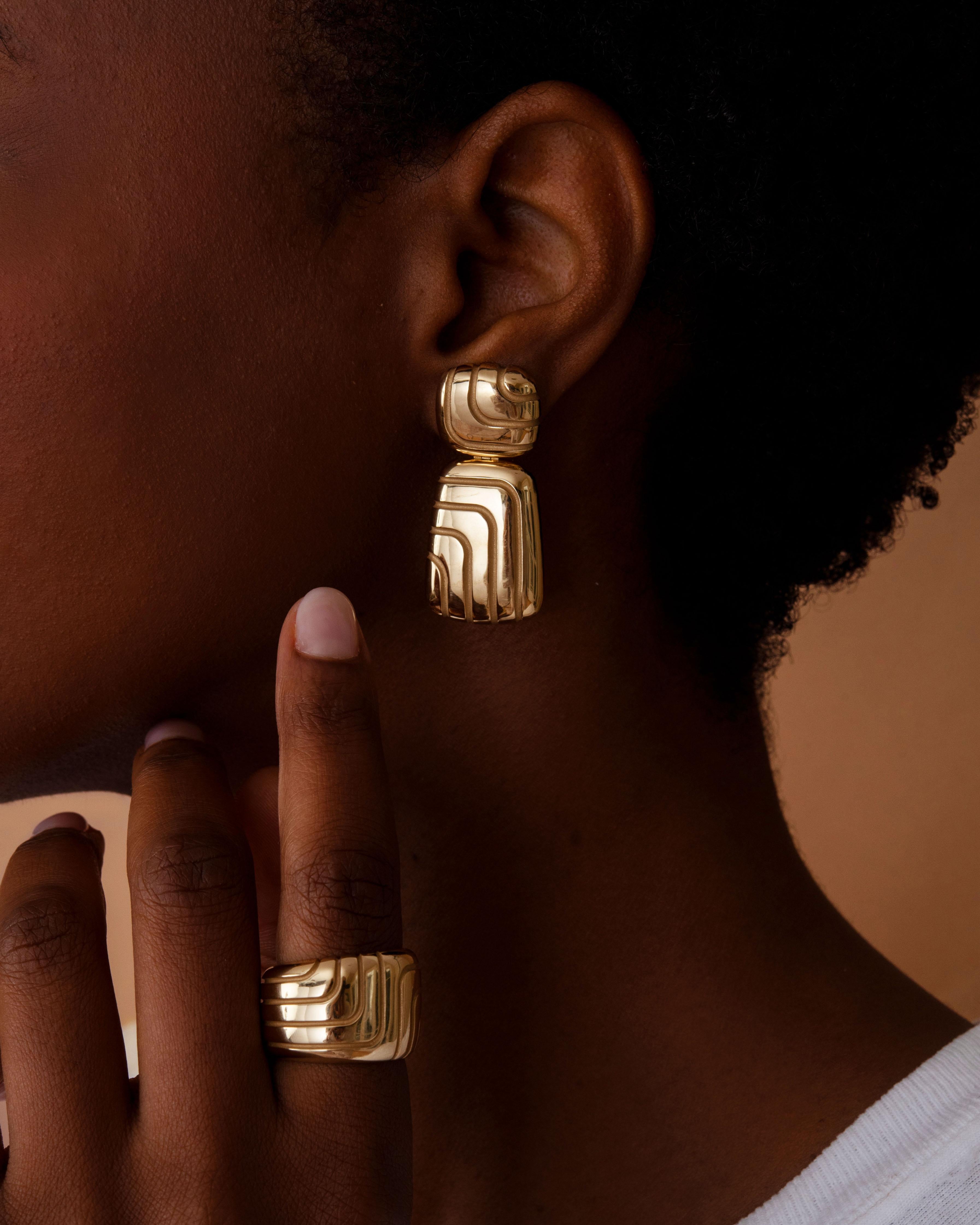 The Labyrinth Collection pays homage to the glamour and cool lines of the 1970s, with sleek curved ridges sculpted across gently domed surfaces of gold. Think sunken living rooms and Frank Stella's Harran ll.

Each section of the earring is