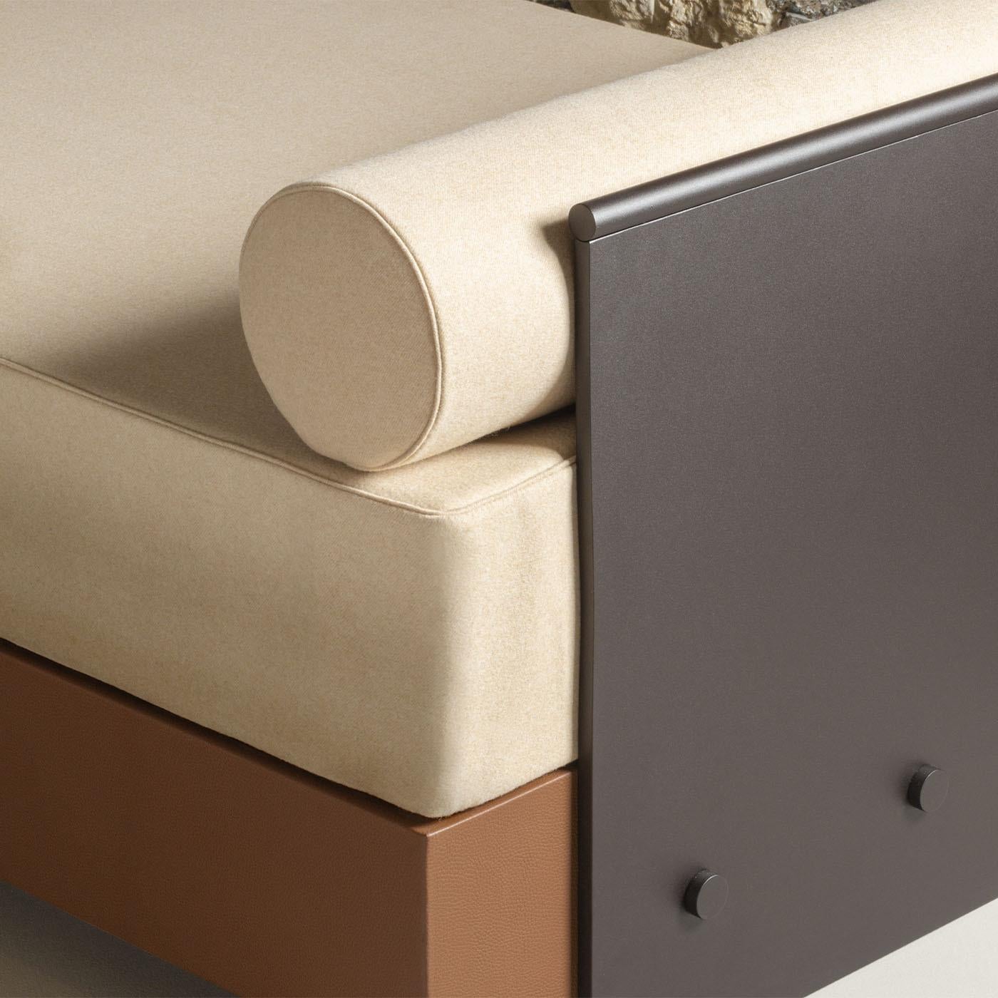 Distinguished by a minimalist shape of brilliant simplicity, this daybed is a testament to traditional craftsmanship. Boasting a thin and sharp dark bronze frame, it features a fine leather base exuding luxury and elegance, topped with a soft