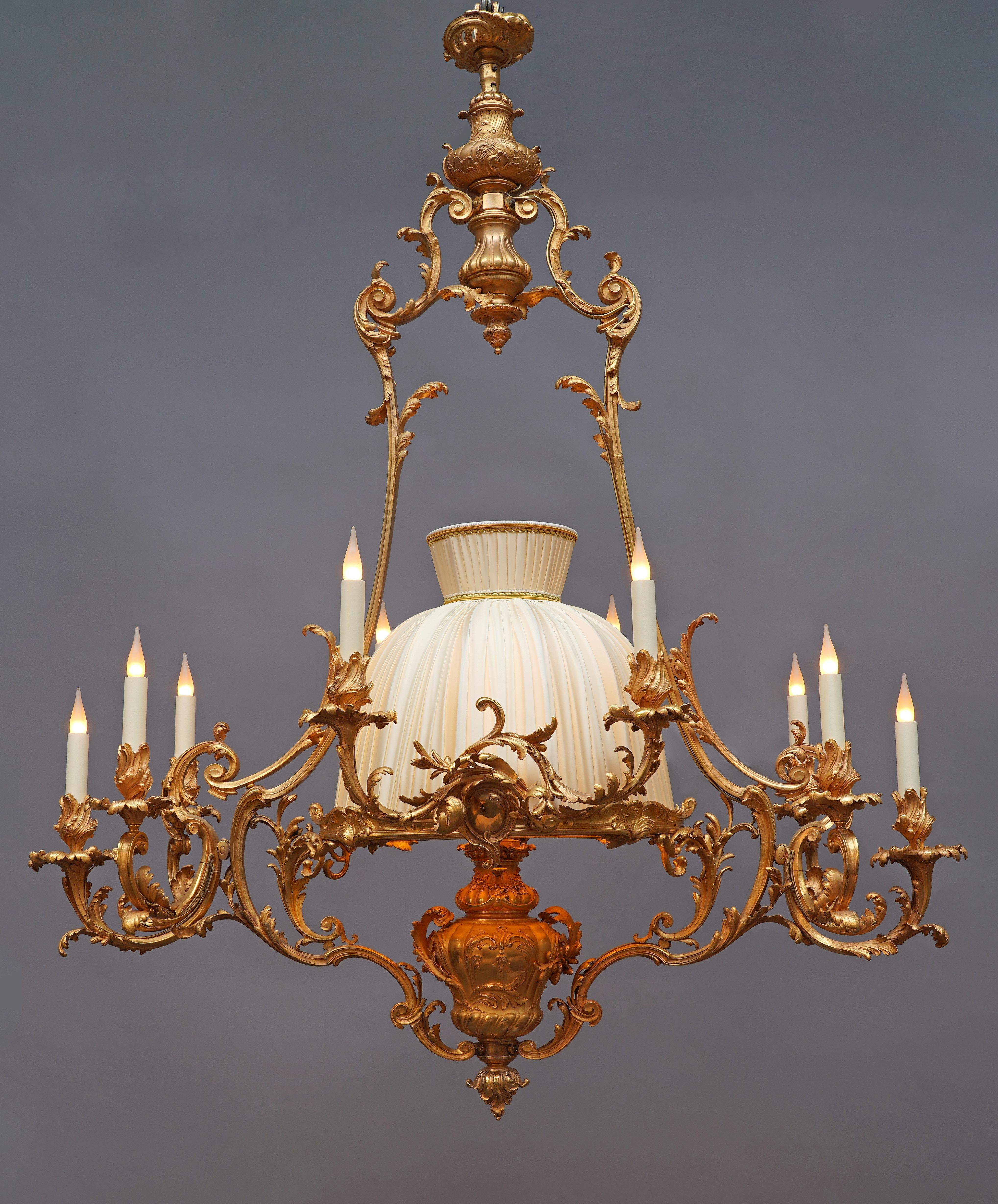 Unterzeichnet Paris, Lacarrière Frères et Delatour

Großer, von der Rocaille inspirierter Kronleuchter in geschwungener Form aus gemeißelter und vergoldeter Bronze mit zehn Lichtern. Der balusterförmige Schaft, der mit gedrehten Gadroons und
