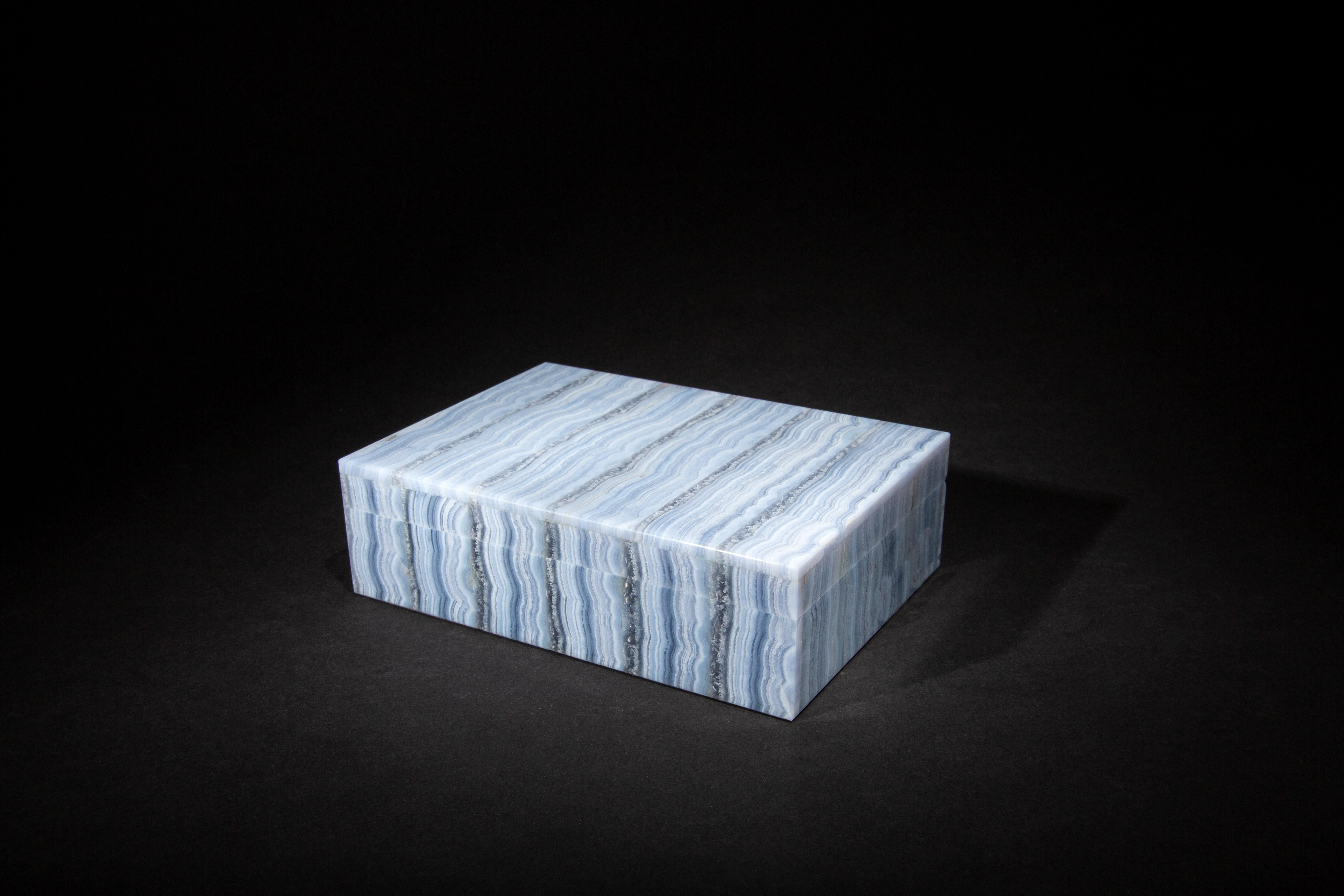 Boîte en dentelle d'agate bleue :

L'agate Blue Lace est une variété de calcédoine, qui est un type de quartz microcristallin. Whiting est connu pour ses délicats motifs bleus et blancs en bandes ou en dentelles, qui lui confèrent une apparence