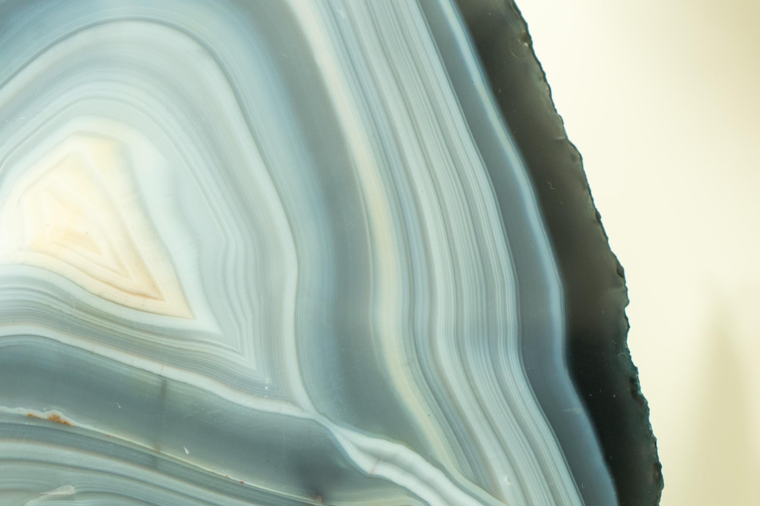 Magnifique et présentant de superbes lacets d'agate bleue et blanche (également connue sous le nom de Blue Lace Agate), cette géode d'agate présente des bandes d'agate blanche et bleue rarement vues qui encerclent l'ensemble de la géode. Il s'agit