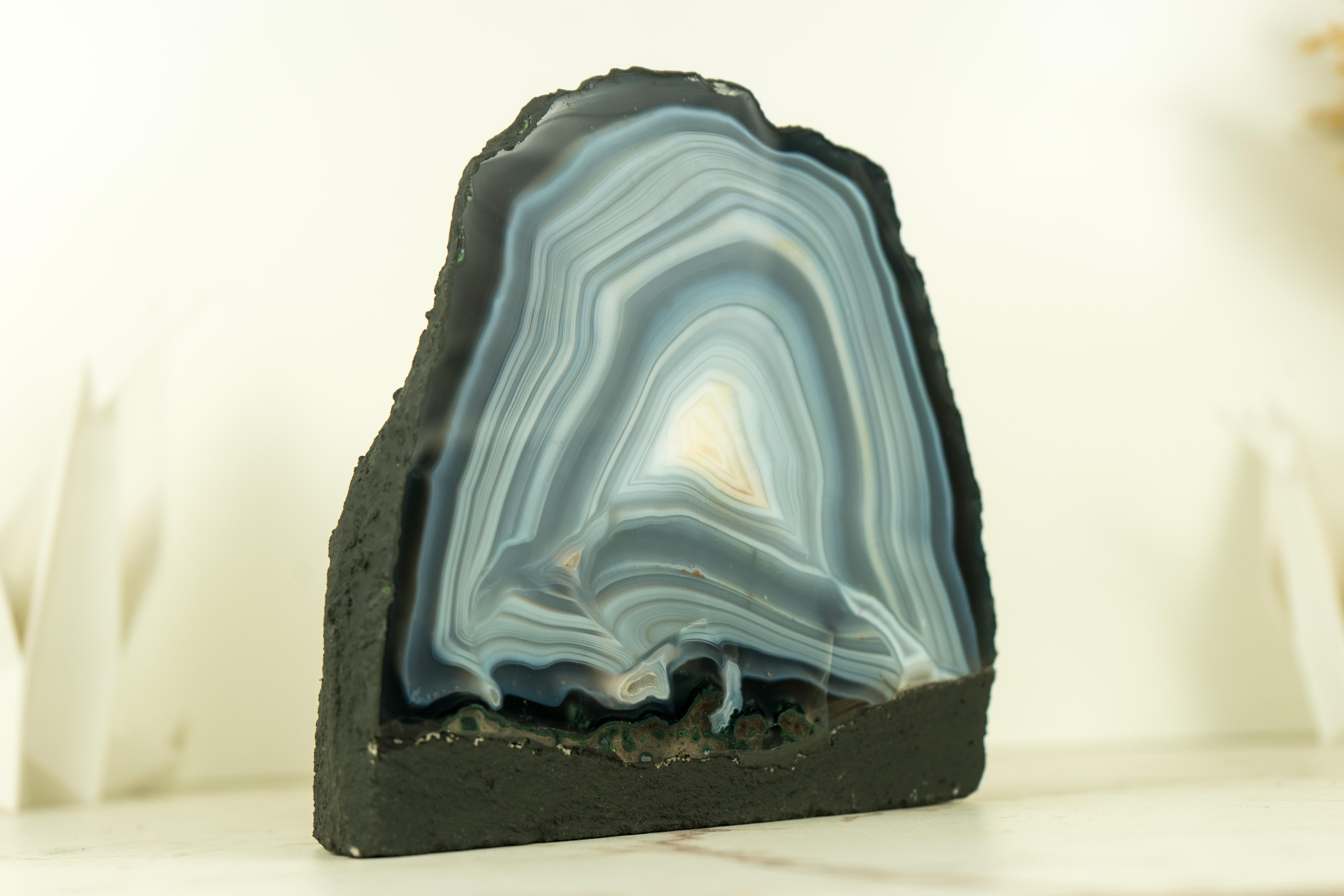 Brésilien Geode autoportant en dentelle et agate bleue naturelle - Geode en vente