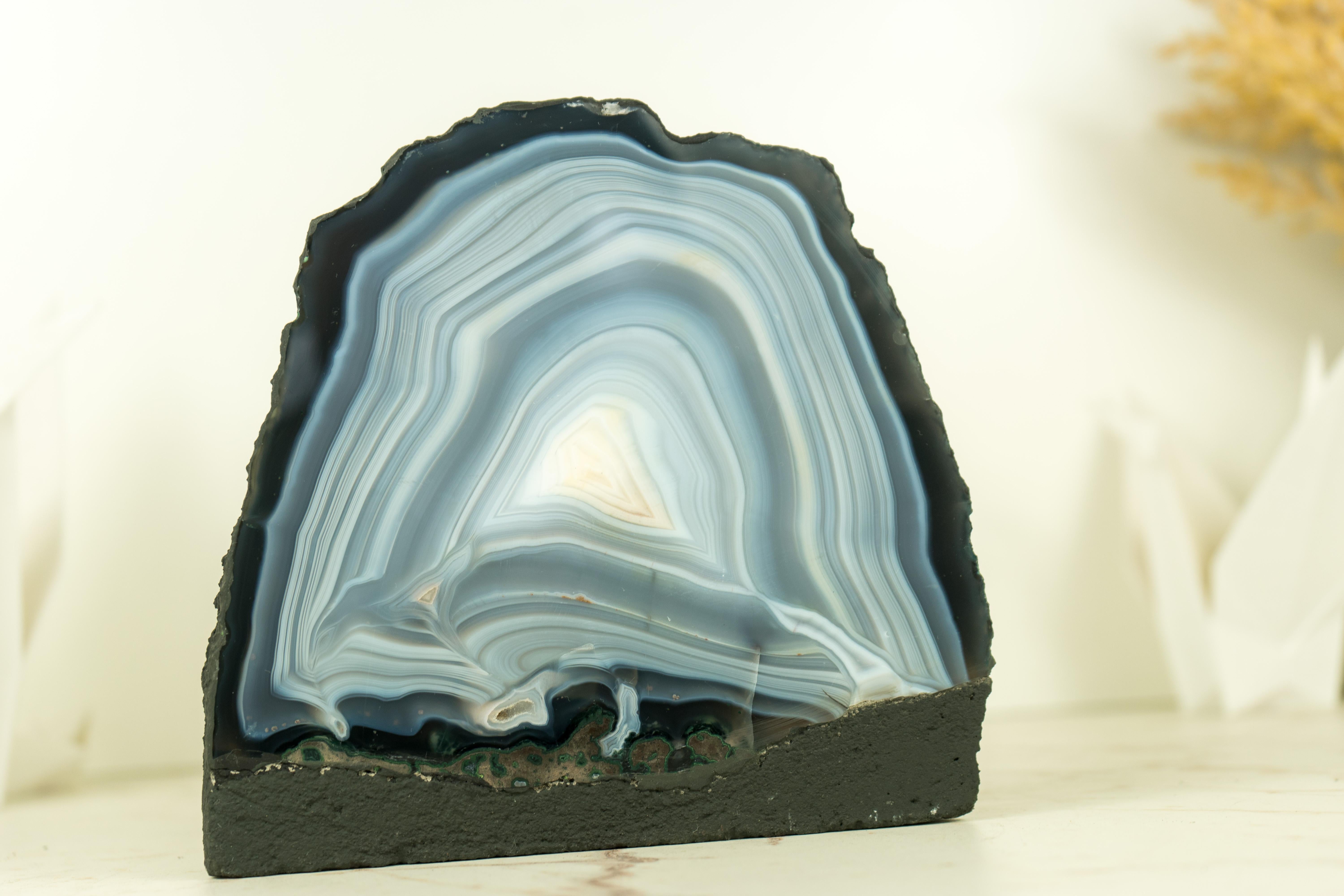 Lace Agate Geode Self Standing - Natural Blue Banded Agate Geode In New Condition For Sale In Ametista Do Sul, BR