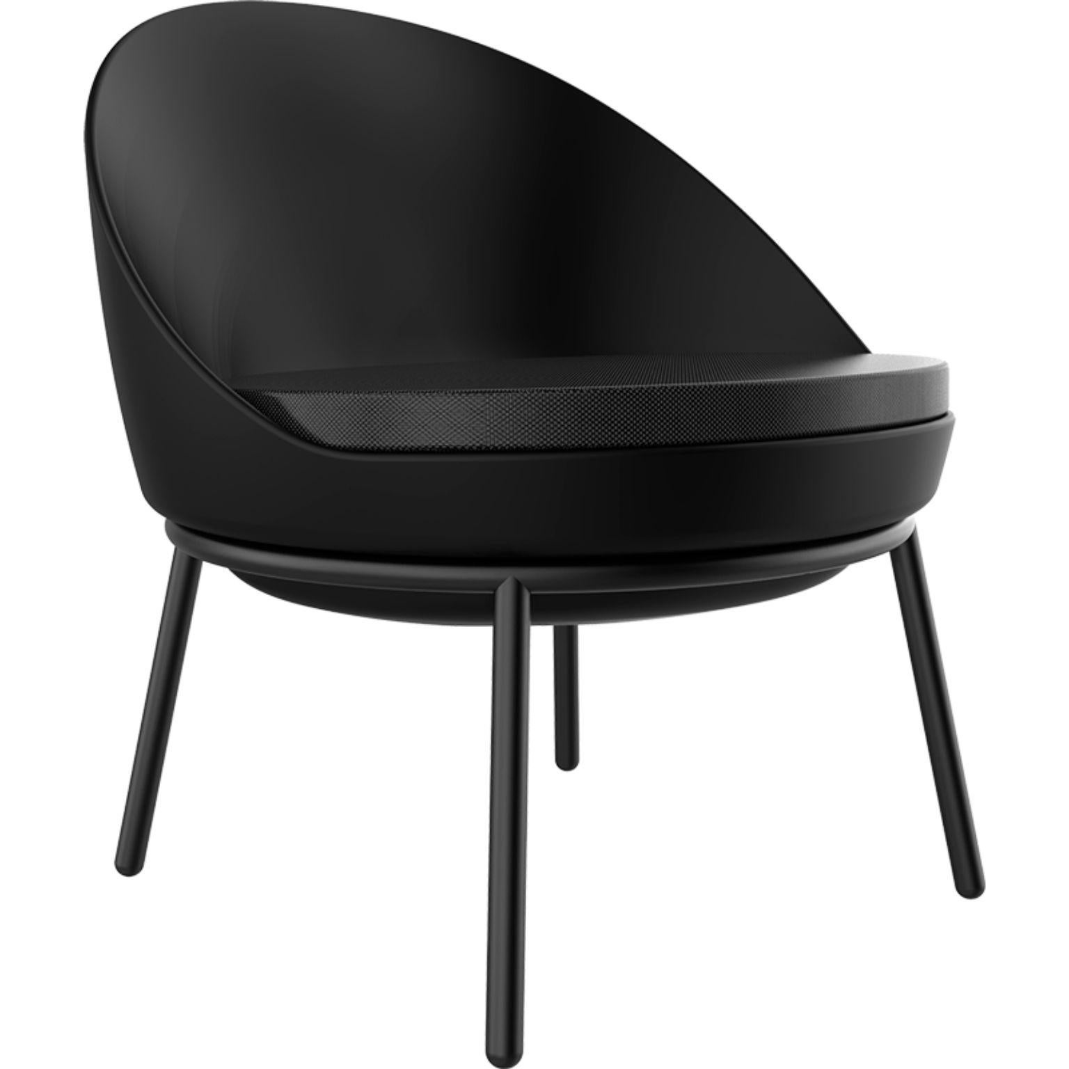Schwarzer Loungesessel mit Kissen von MOWEE
Abmessungen: T70 x B66 x H75,5 cm
MATERIAL: Polyethylen, rostfreier Stahl
Gewicht: 10.5 kg
Auch in verschiedenen Farben und Ausführungen erhältlich. 

Lace ist eine Kollektion von Möbeln, die im
