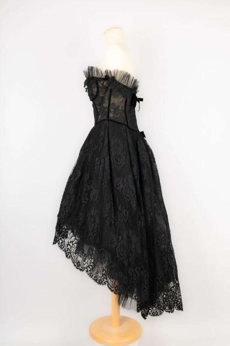 Bustier dress with a corset and a long asymmetrical wide skirt. No size nor composition label, it fits a 40FR.

Additional information: 
Condition: Very good condition
Dimensions: Chest: 43 cm - Waist: 39 cm - Length: from 80 cm to 140 cm
Period: