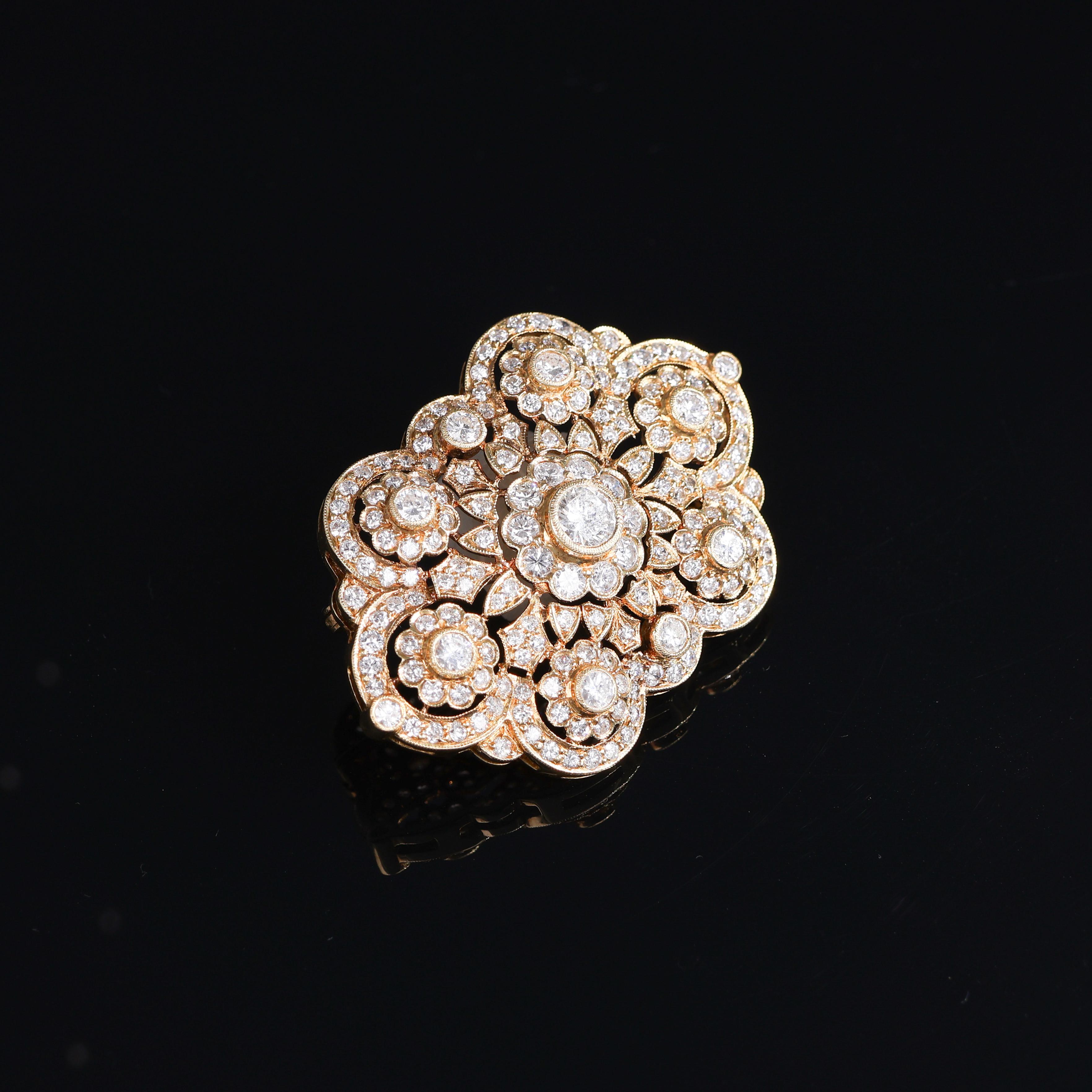 Brilliant Cut Lace Collection 18kt Yellow Gold Brooch with Brilliant-Cut Diamonds For Sale
