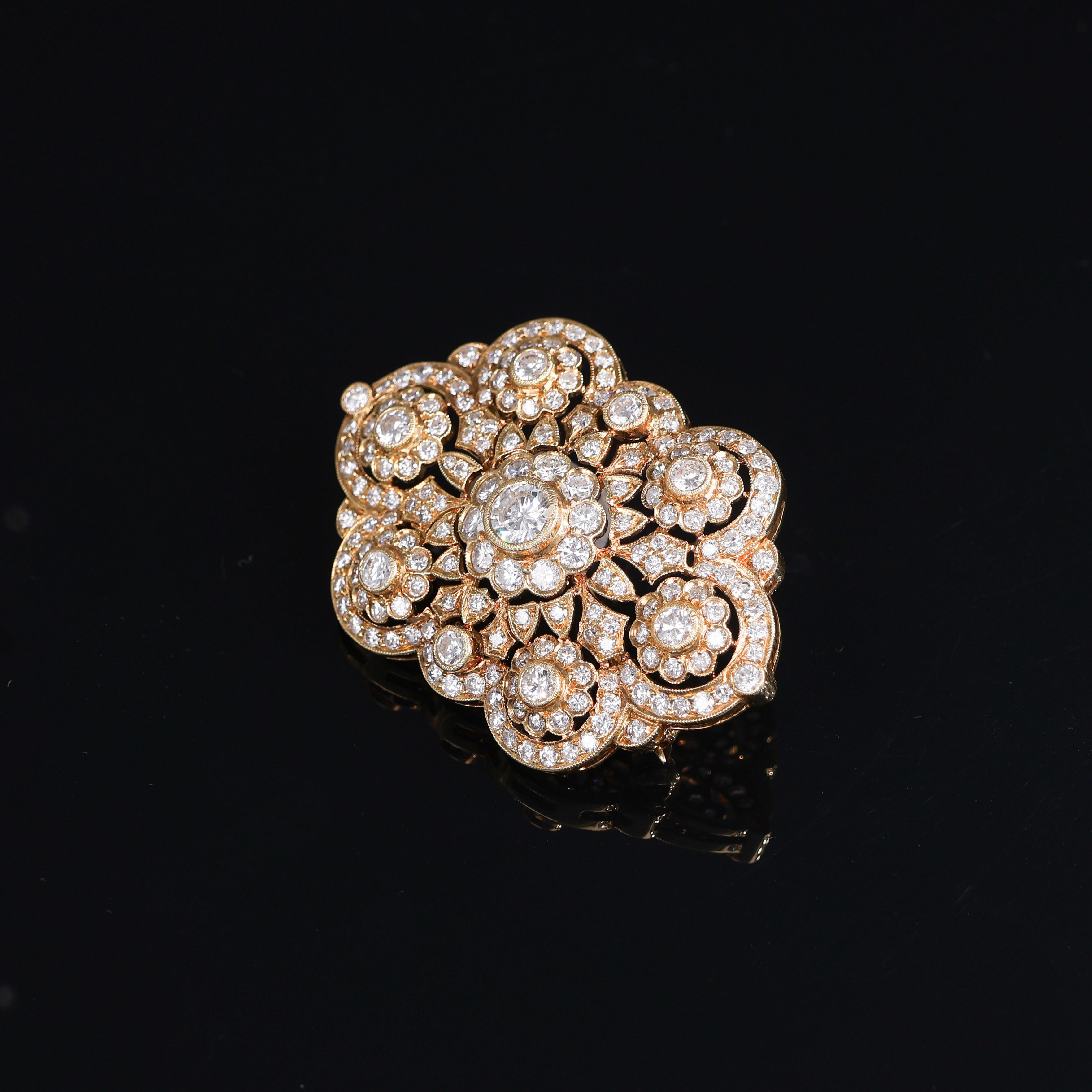 Lace Collection 18kt Yellow Gold Brooch with Brilliant-Cut Diamonds In New Condition For Sale In Bergamo, BG