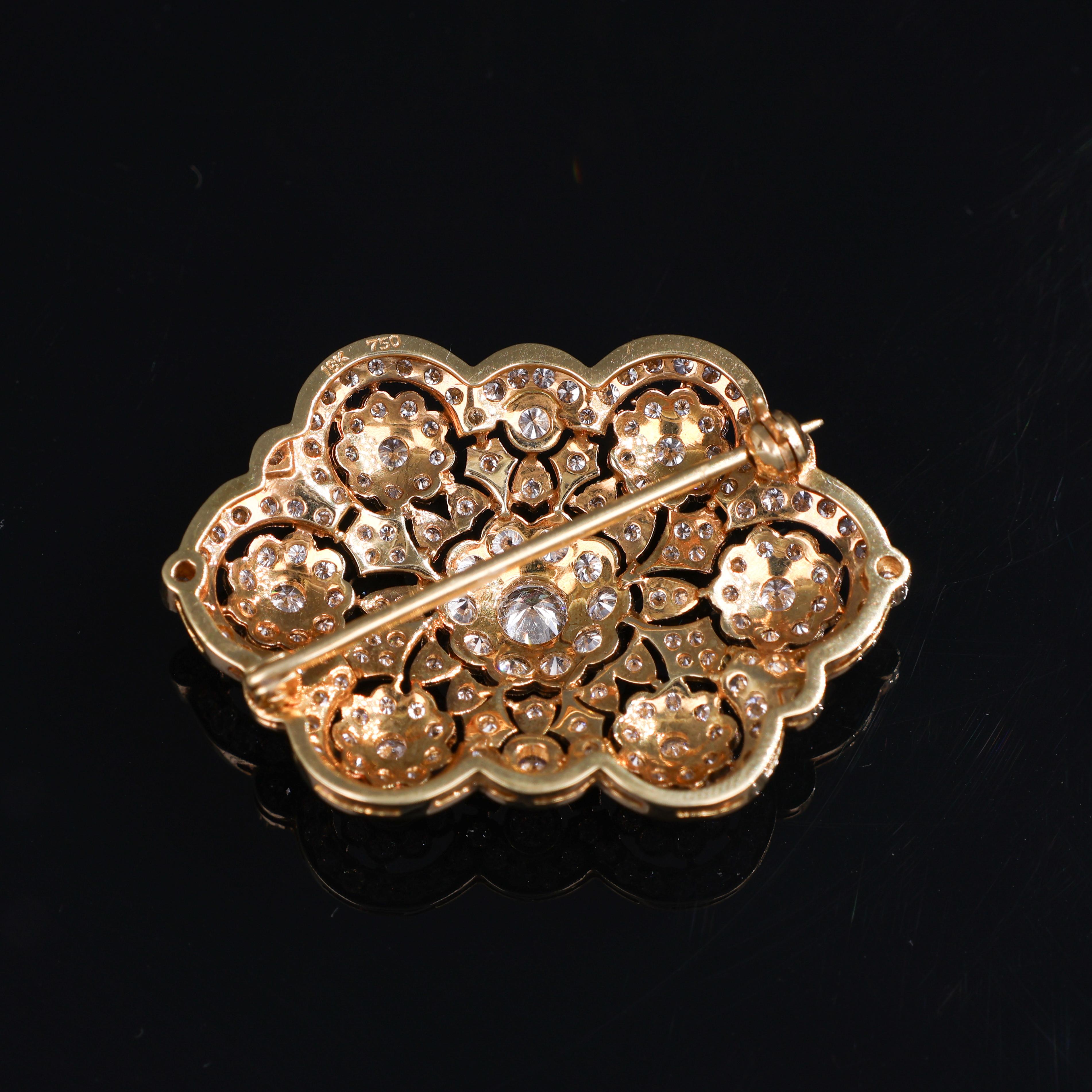 Women's or Men's Lace Collection 18kt Yellow Gold Brooch with Brilliant-Cut Diamonds For Sale