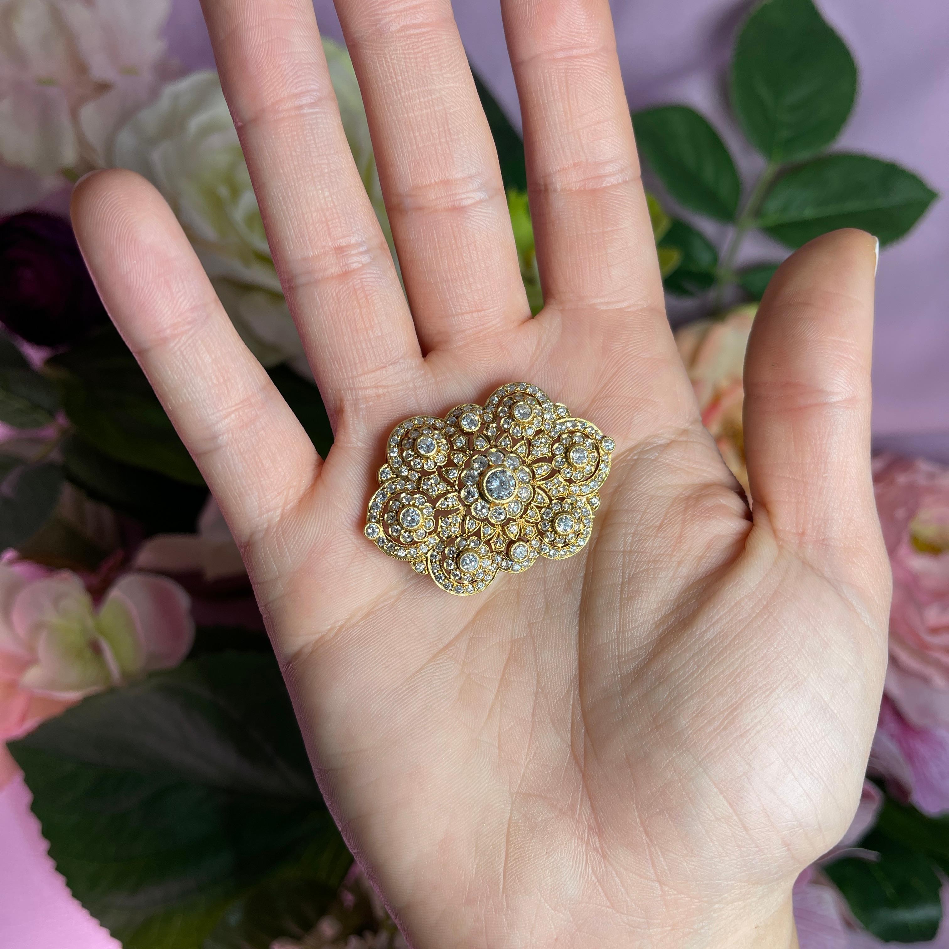 Lace Collection 18kt Yellow Gold Brooch with Brilliant-Cut Diamonds For Sale 1