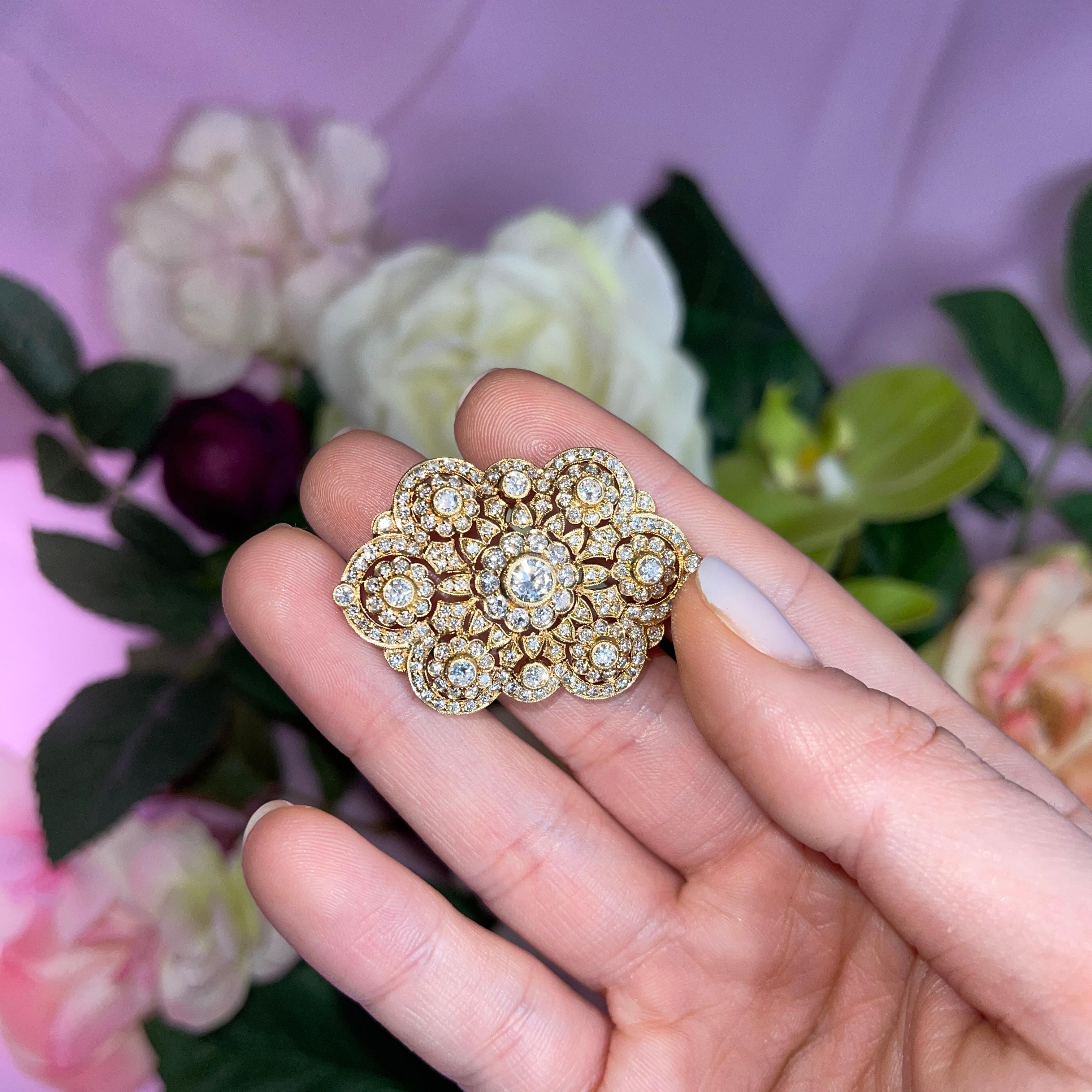 Lace Collection 18kt Yellow Gold Brooch with Brilliant-Cut Diamonds For Sale 2