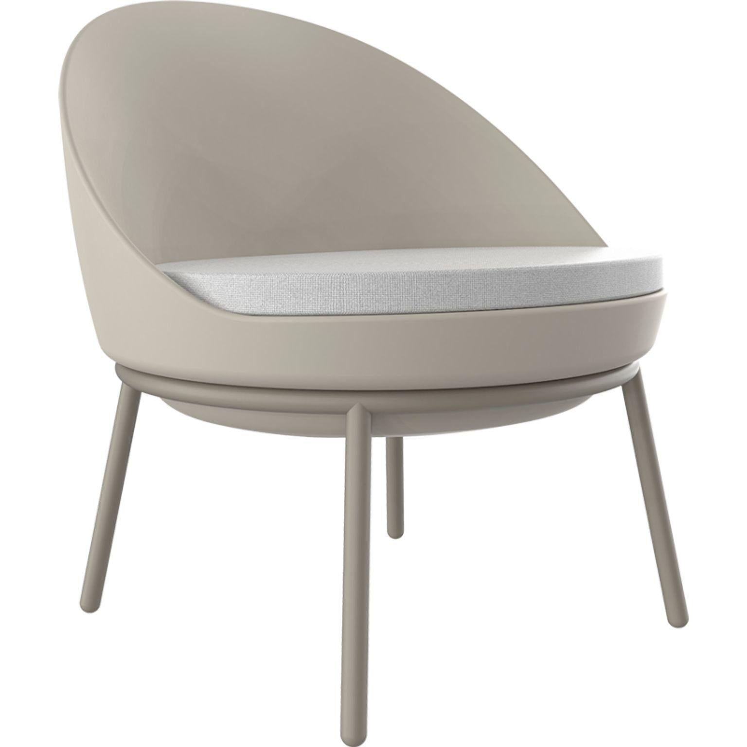 Lace cream lounge chair with cushion by Mowee
Dimensions: D 70 x W 66 x H 75.5 cm
Material: Polyethylene, stainless steel
Weight: 10.5 kg
Also available in different colours and finishes.

Lace is a collection of furniture made by