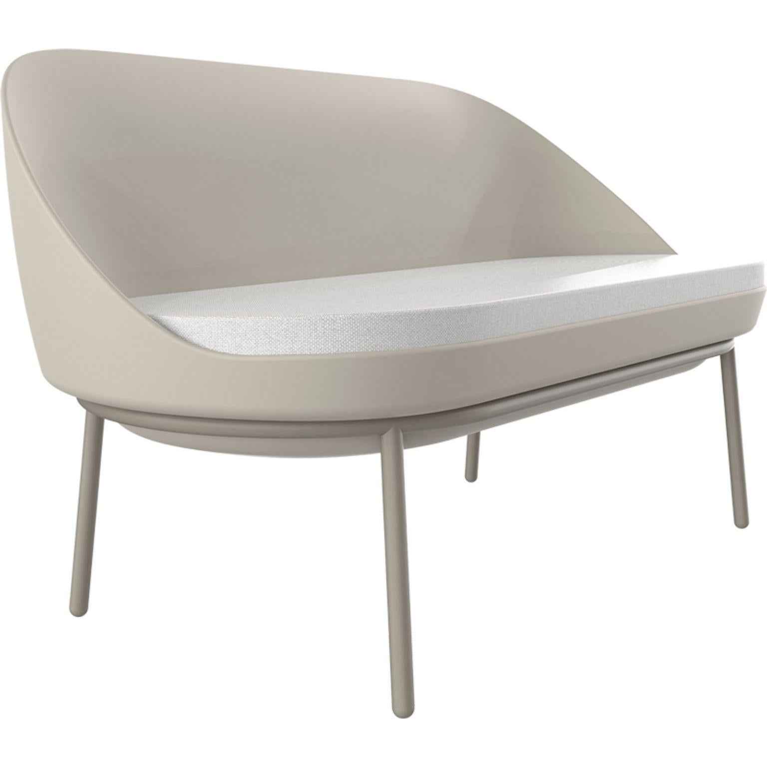 Canapé en dentelle crème avec coussin de Mowee.
Dimensions : D66 x L135 x H75,5 cm
Matériau : Polyéthylène, acier inoxydable
Poids : 21 kg
Disponible également en différentes couleurs et finitions.

Collectional est une collection de meubles