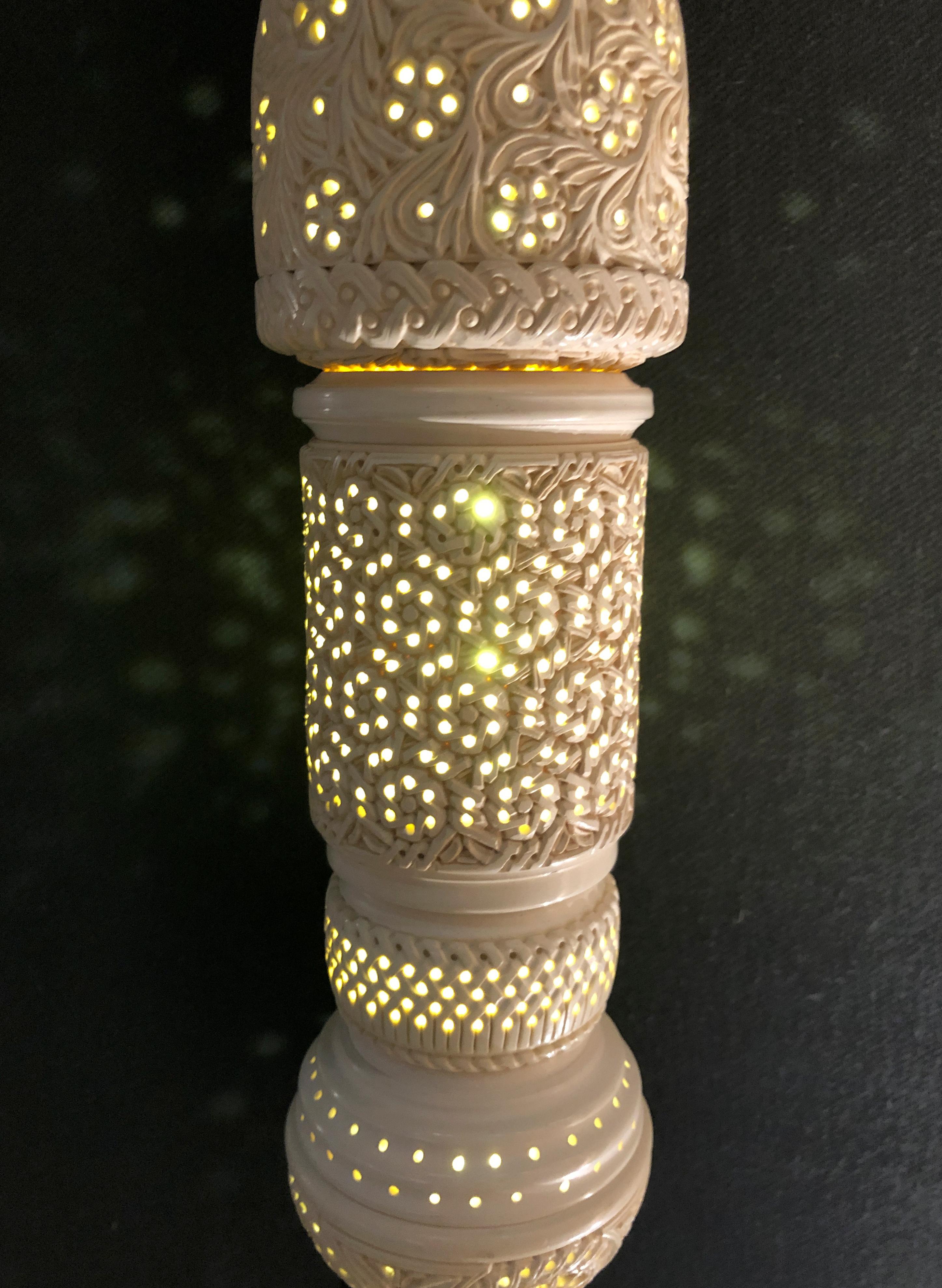 Feyza Kemahlioglu
Spitze Fan, 2019
Meershaum, Messing, Gussglas und LEDs
31 x 14 x 7,5 Zoll

Entworfen von Feyza Kemahlioglu von FEYZ Studio. Meerschaum ist ein weiches, weißes Tonmineral aus der Türkei, das häufig zur Herstellung von Tabakpfeifen
