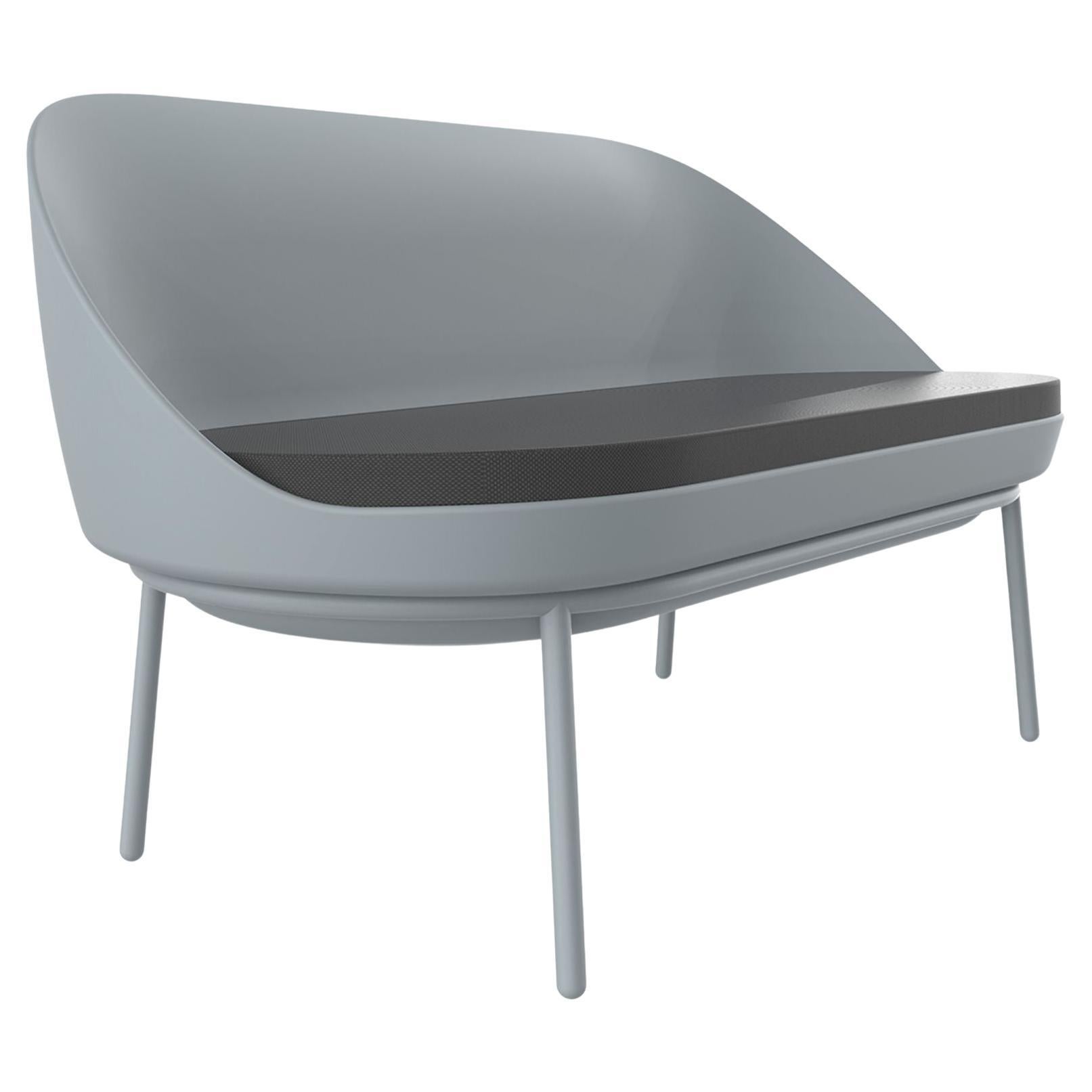 Canapé gris en dentelle avec coussin par Mowee