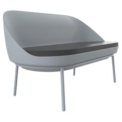 Canapé gris en dentelle avec coussin par Mowee