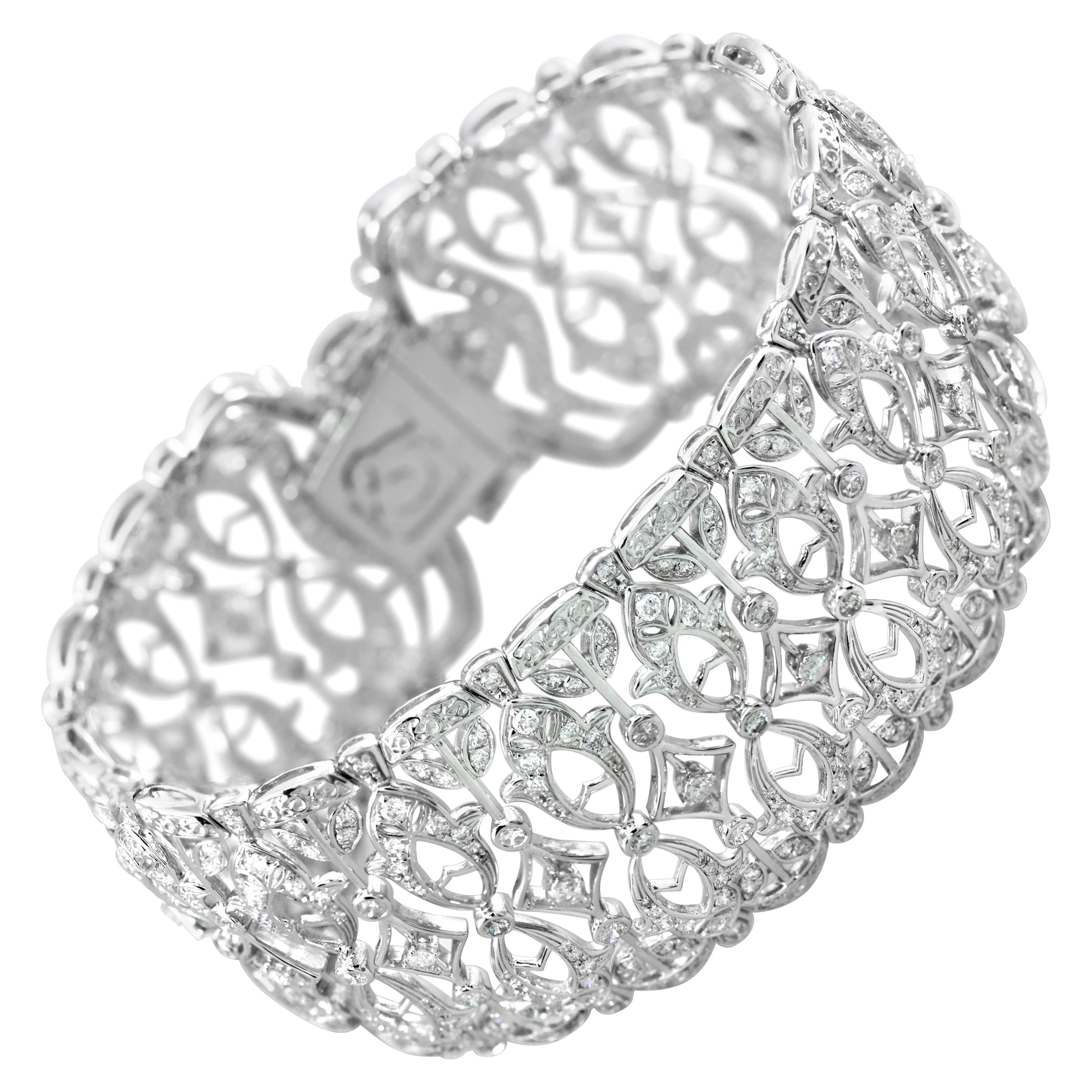 Pulsera brazalete de diamantes inspirada en el encaje en oro blanco de 18 quilates