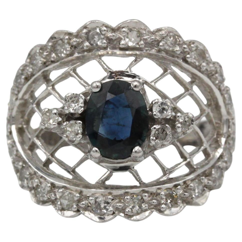 Durchbrochener Ring "Lace" aus 18 Karat Weißgold mit 0,80 Karat Saphir und 22 Diamanten als Akzent im Angebot