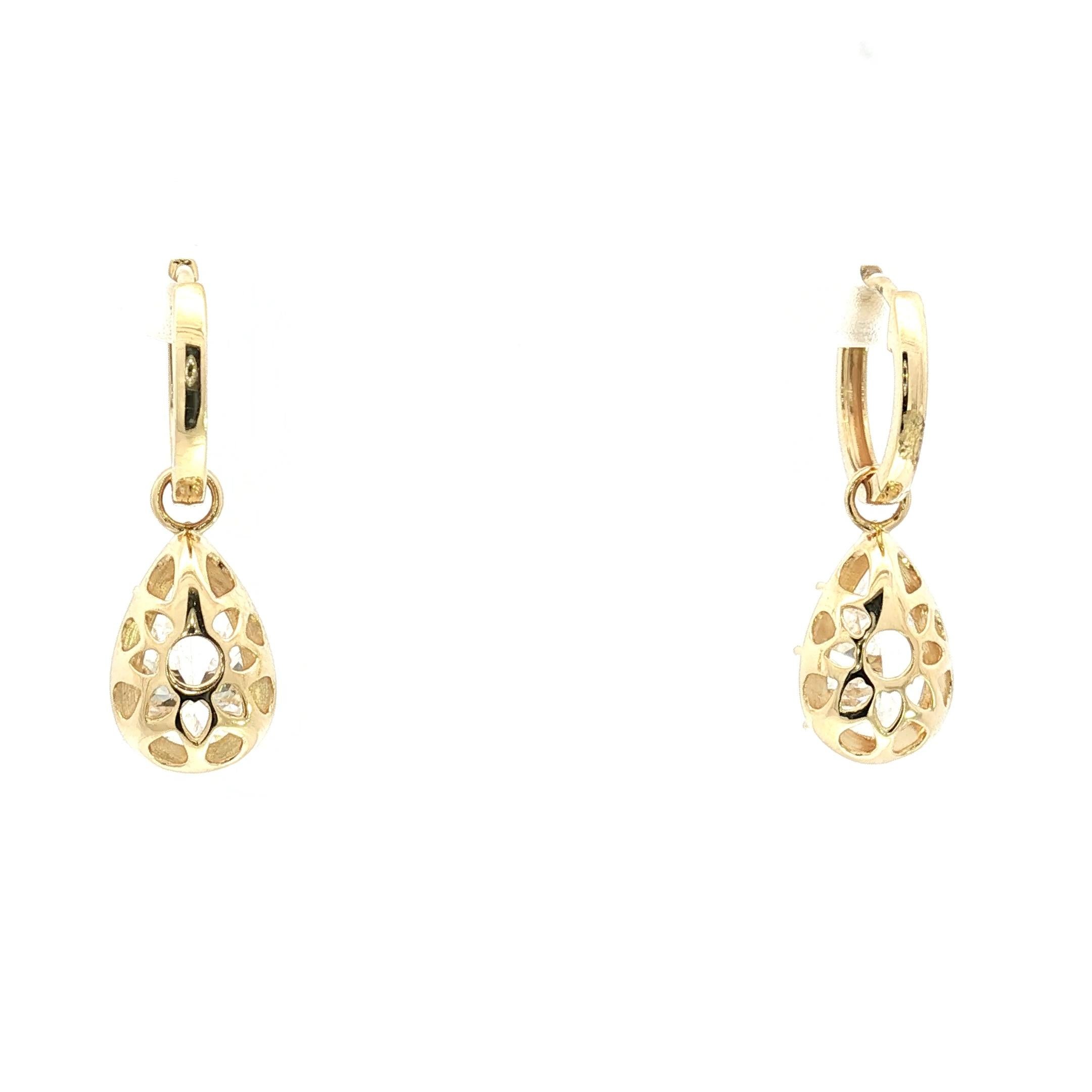 Délicates et élégantes, ces boucles d'oreilles Teardrop présentent un motif complexe inspiré de la dentelle, réalisé en or jaune 14 carats lumineux. Le design ajouré ajoute une touche de charme vintage, tandis que la forme gracieuse en goutte d'eau