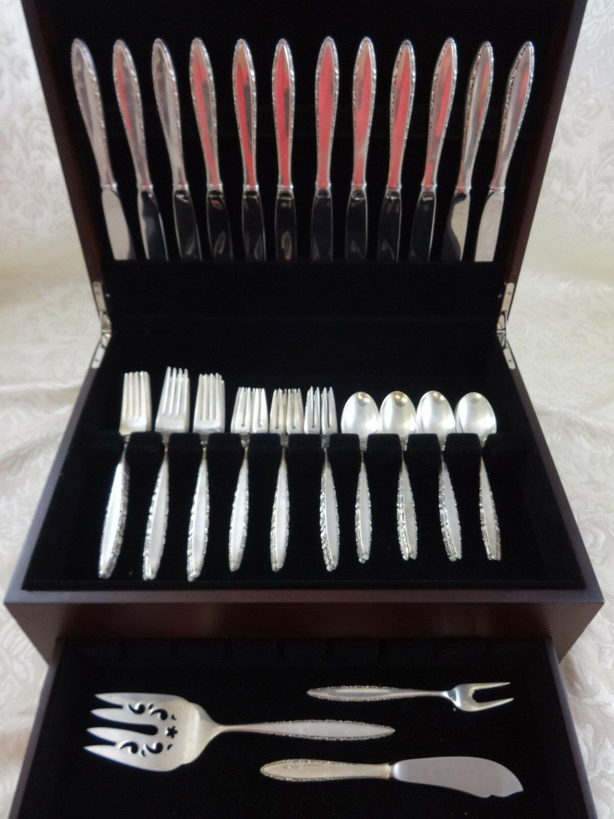 Set di posate in argento sterling Lace Point by Lunt - 51 pezzi. Questo set comprende:

12 coltelli, 9