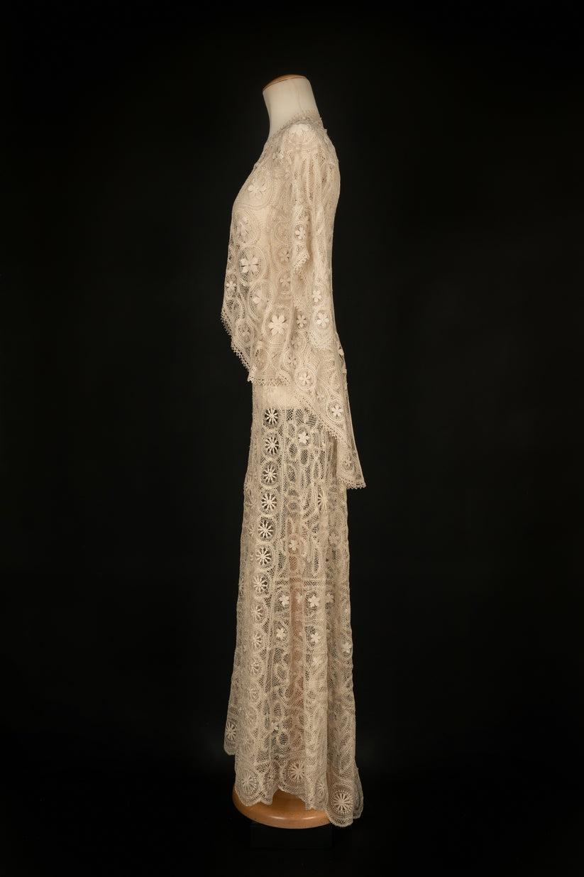 Delicate lace set composed of a short-sleeved jacket and a long skirt doing up on the side with press studs. No size nor composition label, it fits a 36FR. This set is from the 1910s.

Additional information:
Condition: Very good