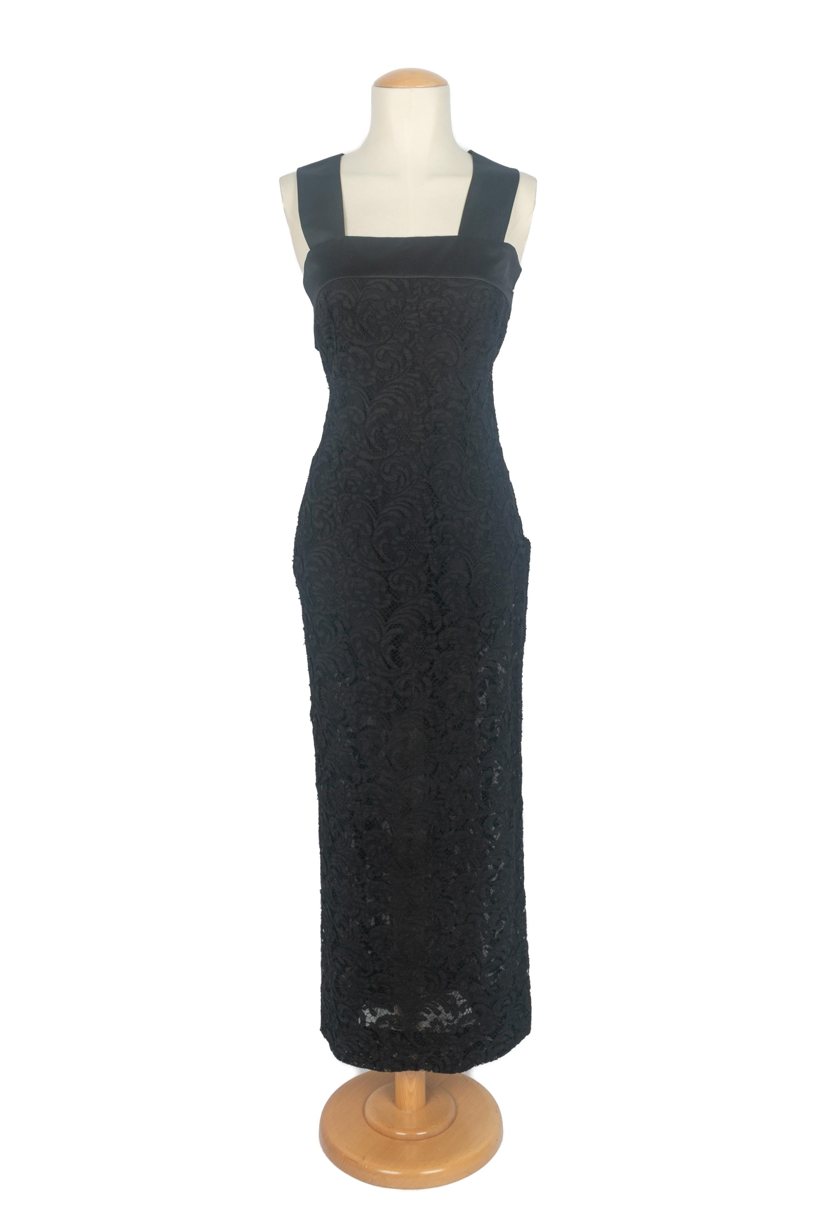 UNKNOWN - (Fabriquée en France) Robe en soie noire et dentelle. Composition et labels de taille manquants, il convient à un 36FR. Pièce non signée des années 1950-1960.

Condit :
Très bon état.

Dimensions :
Poitrine : 37 cm - Taille : 34 cm -