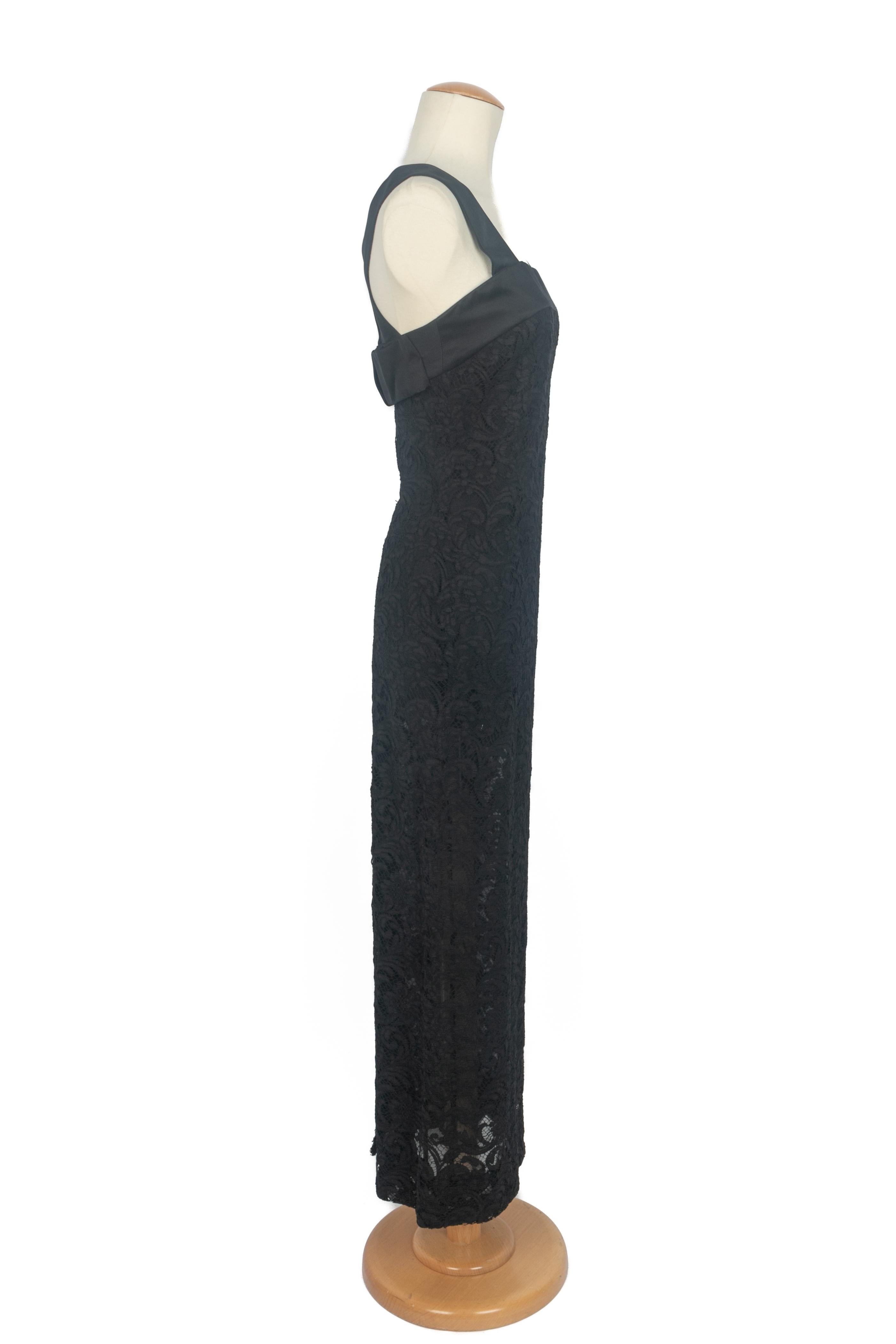 Robe fourreau en dentelle 1950s-1960s Excellent état - En vente à SAINT-OUEN-SUR-SEINE, FR