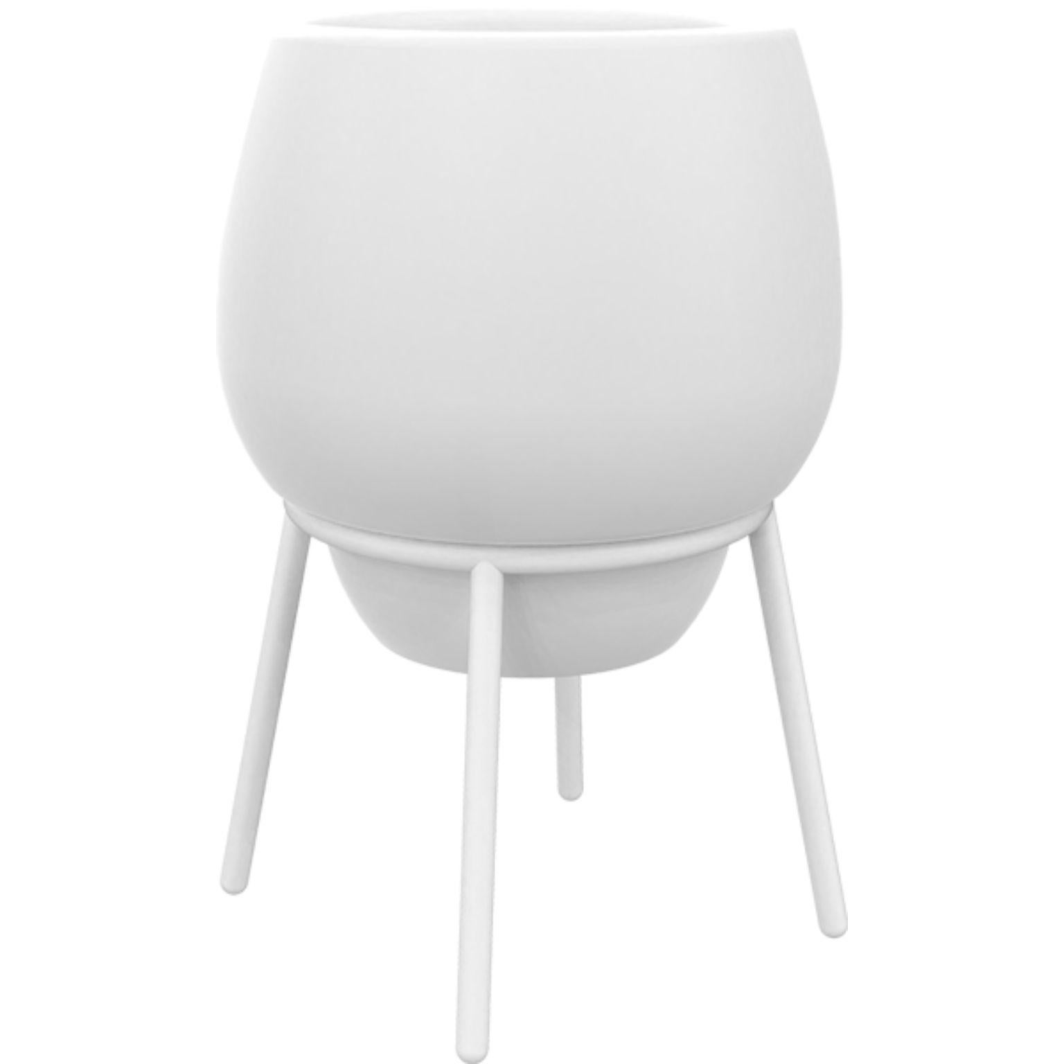 Lace White 50 low pot by MOWEE
Dimensions: Ø55 x H76 cm.
Material: Polyethylene and stainless steel.
Weight: 6 kg.
Also available in different colors and finishes (Lacquered or retroilluminated). 

Lace is a collection of furniture made by