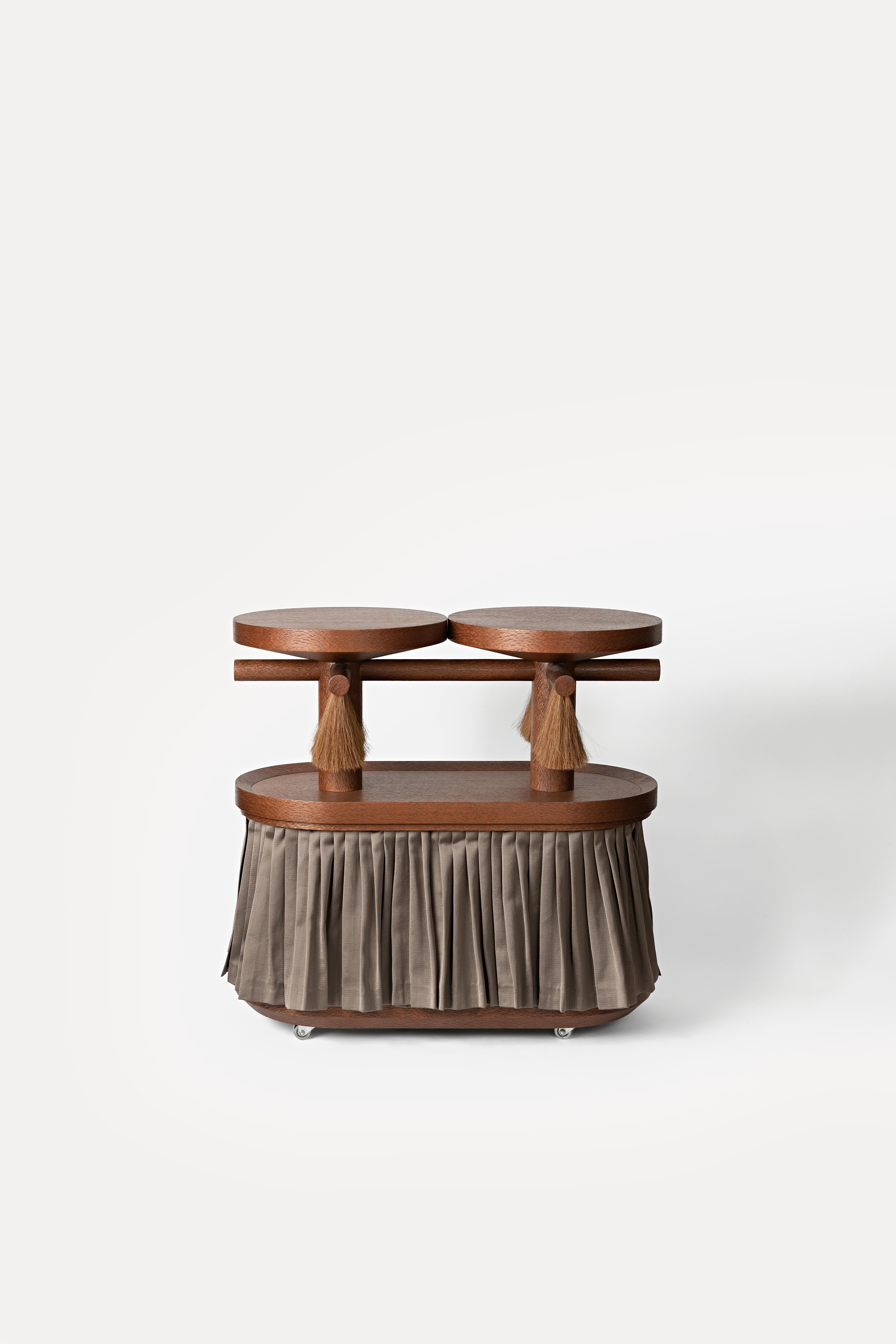 Carrello da portata in legno di pizzo, pelo di cavallo e tessuto Kutnu di Studio A Lugo
Dimensioni: L. 80 x P. 40 x H. 78,8 cm
Materiali: Impiallacciatura di albero Roupala/piallaccio brasiliano, pelo di cavallo, tessuto Kutnu.
Finitura: Vernice