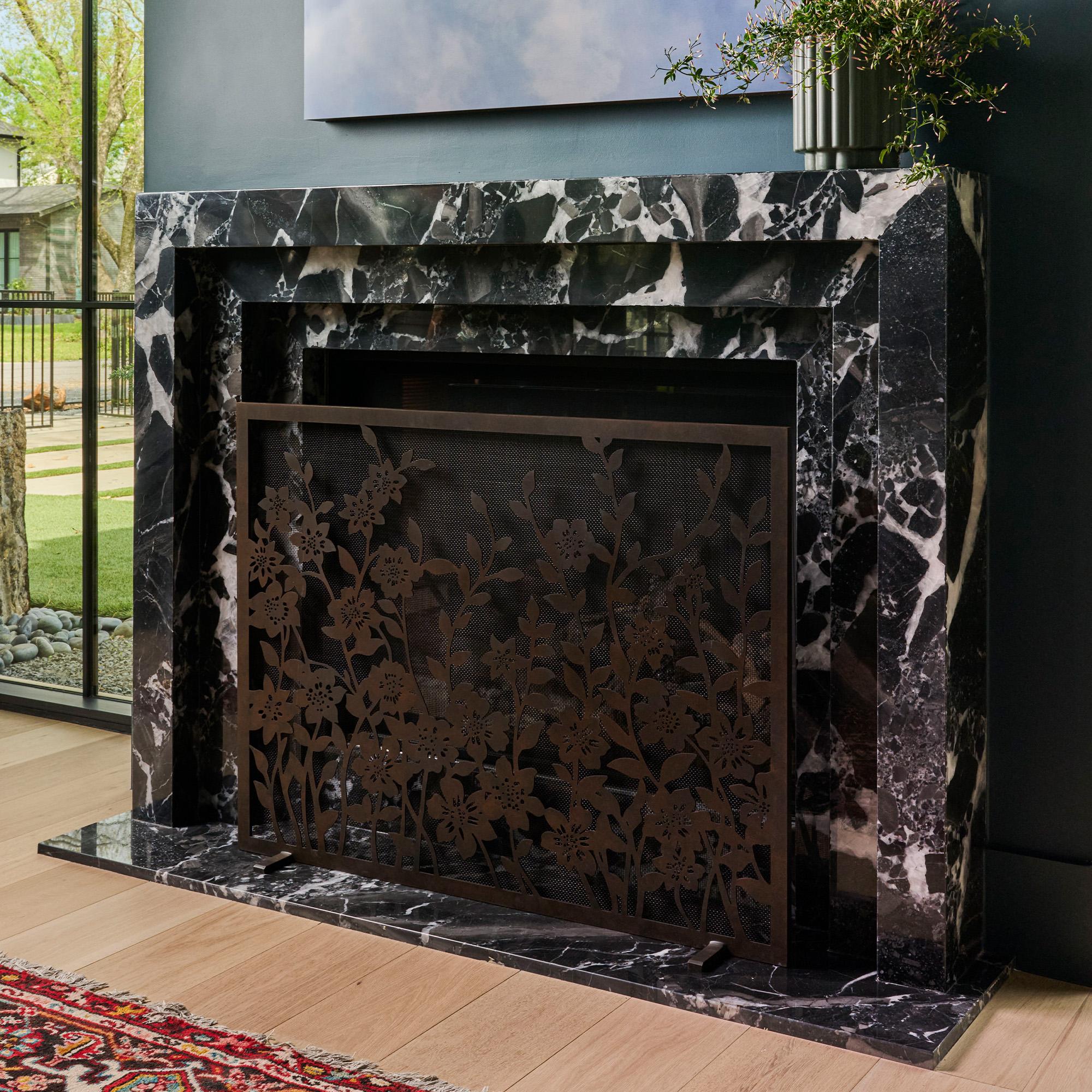 Pare-feu floral en dentelle en or vieilli Neuf - En vente à Dallas, TX
