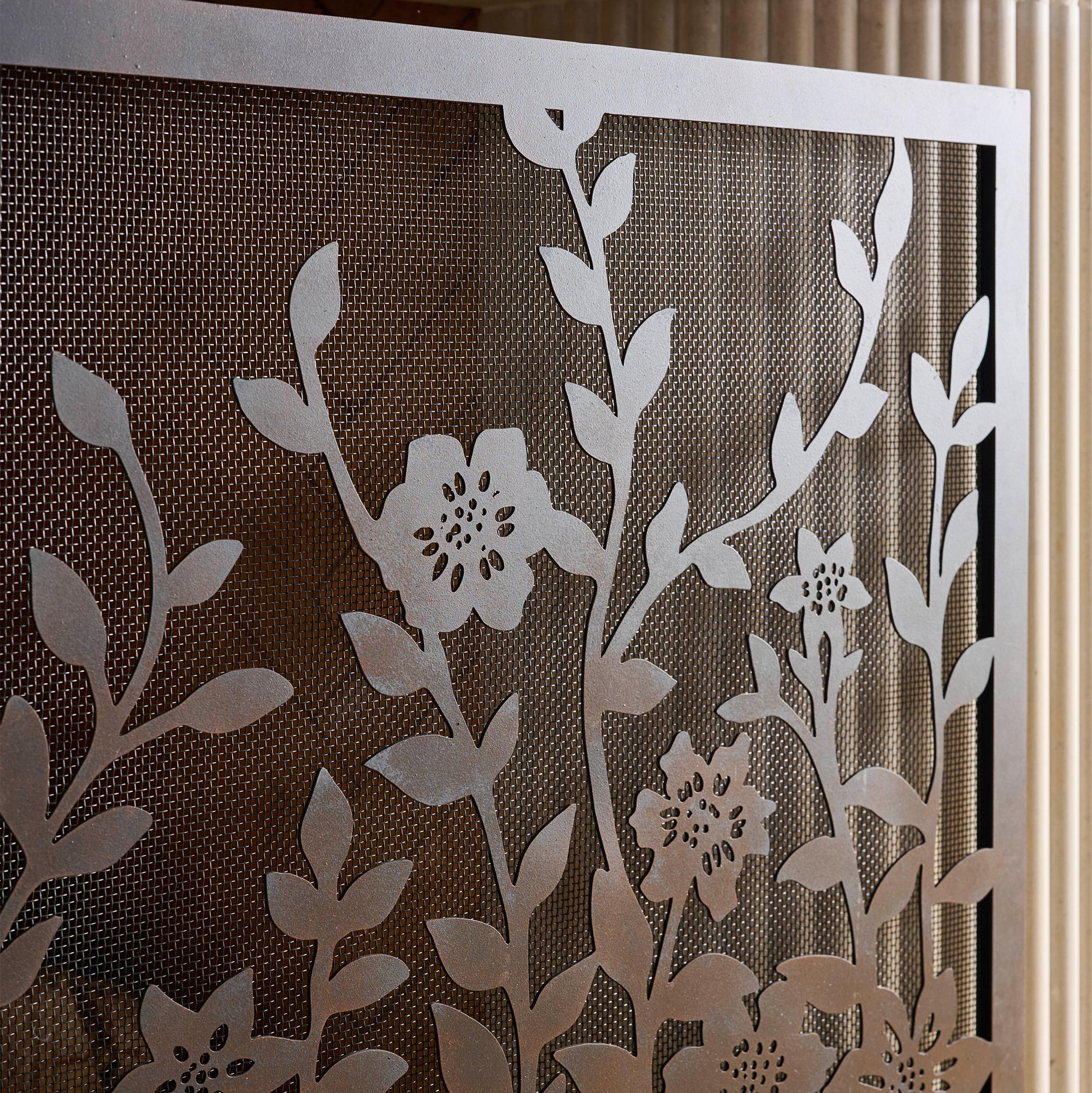 XXIe siècle et contemporain Pare-feu floral Lacey en argent vieilli en vente