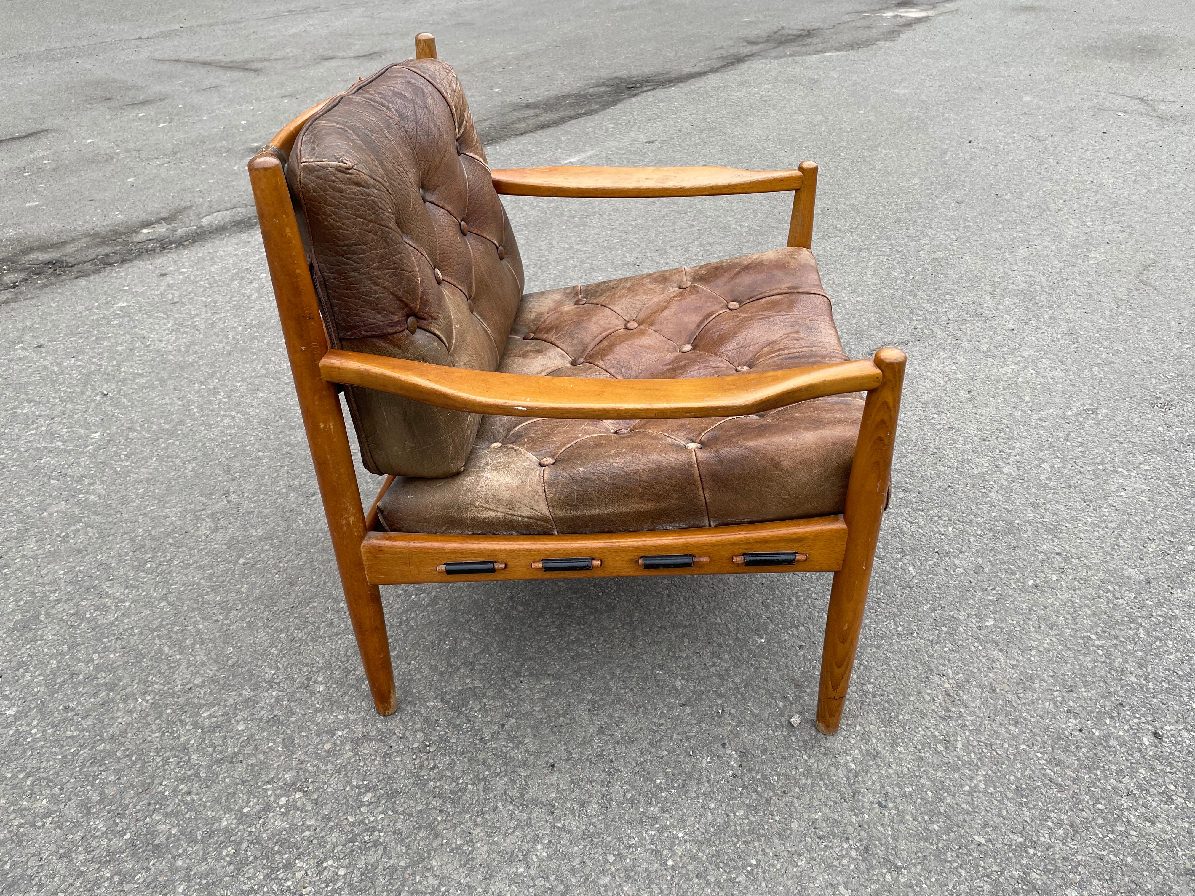 Wunderschöner Loungesessel 'Läckö' von Ingemar Thillmark für OPE Mobler, 1960er Jahre, aus dickem getuftetem Leder auf einem gebeizten Buchenholzrahmen.