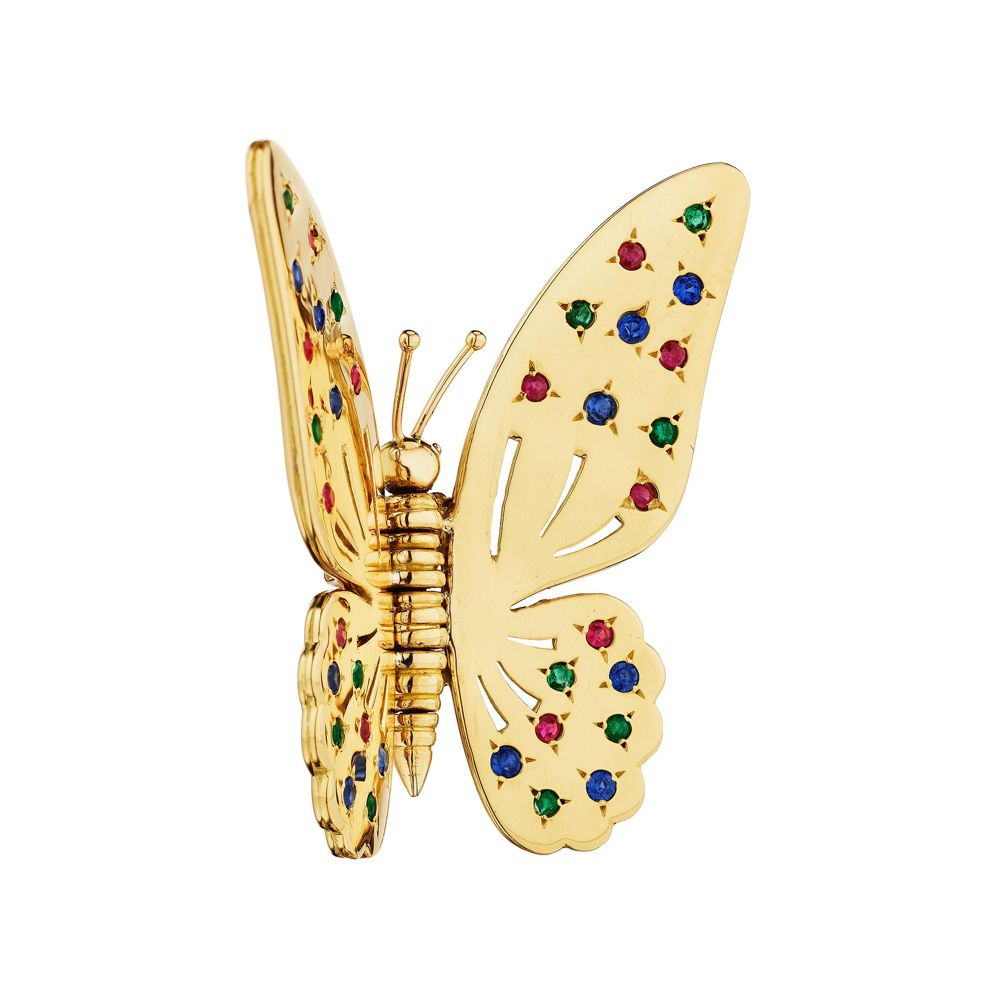 Flotter comme un papillon.  Cette broche papillon LaCloche Paris mid-century en rubis, émeraude, saphir et or jaune 18 carats vous fera planer 24 heures sur 24, 7 jours sur 7.  Signé La Cloche Paris.  Vers 1945-55.  1 3/4