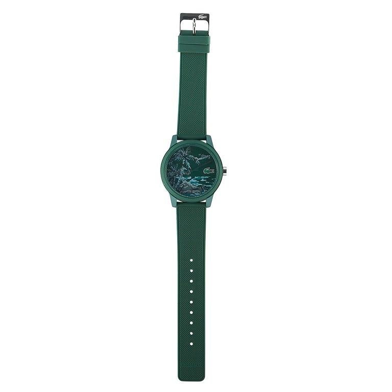 Il s'agit de la montre Lacoste.12.12 Hawaii de Lacoste:: numéro de référence 2011023. Elle est présentée avec un boîtier vert de 42 mm et un fond en acier inoxydable. Le boîtier est étanche à 50 mètres et monté sur un bracelet en silicone vert à