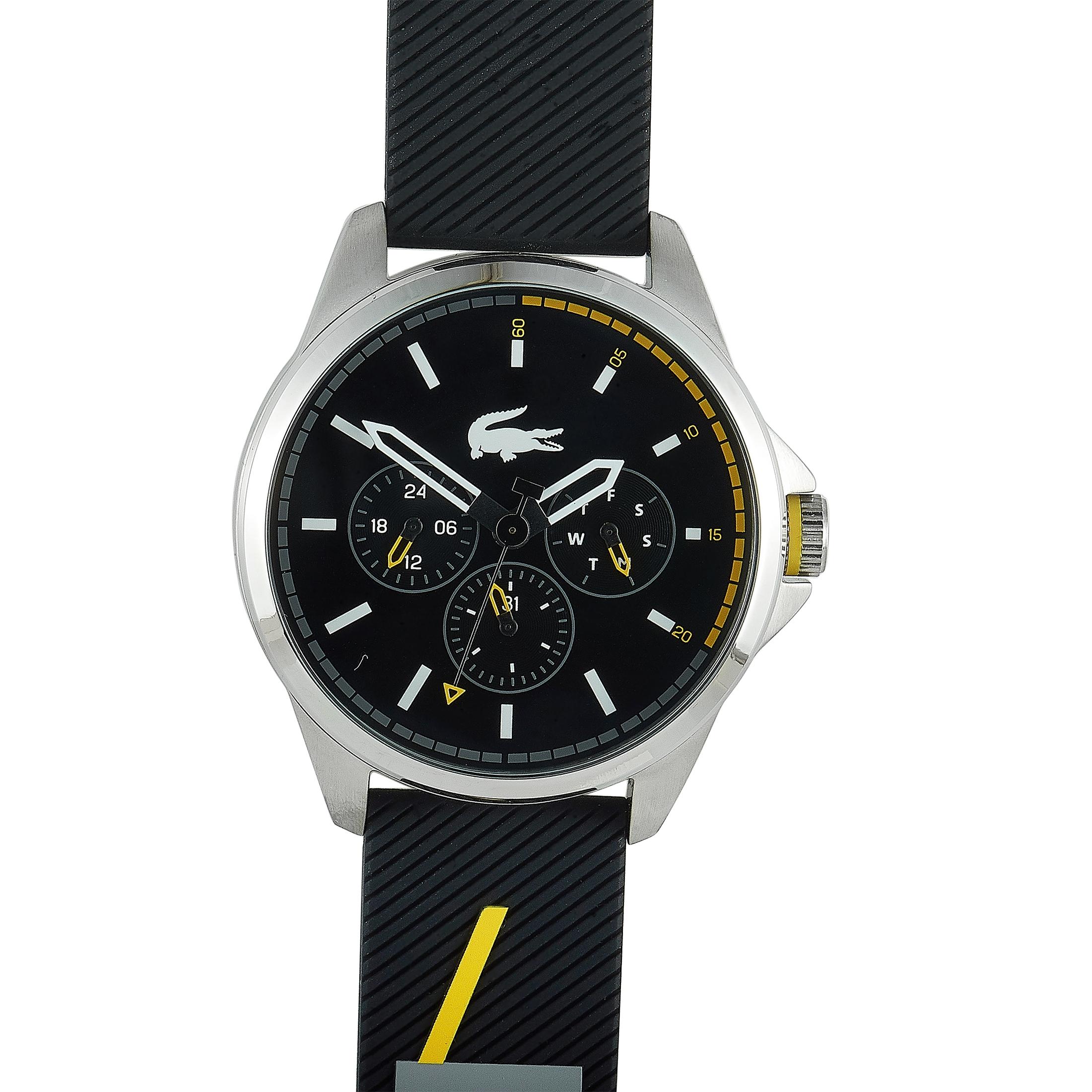 Dies ist die Lacoste Capbreton Uhr, Referenznummer 2010978.
 
 Sie verfügt über ein 46-mm-Edelstahlgehäuse, das an einem schwarzen Kautschukarmband mit Dornschließe getragen wird. Das Gehäuse ist bis 50 Meter wasserdicht. Das schwarze Zifferblatt
