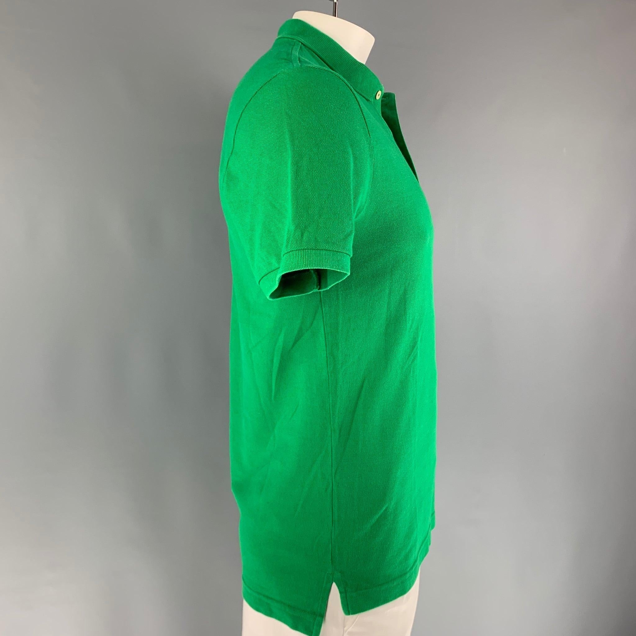 LACOSTE for J.CREW polo comes in a green piquet cotton featuring a regular fit, embroidered logo, spread collar, and a half buttoned closure.Very Good Pre-Owned Condition. 

Marked:   4 

Measurements: 
 
Shoulder: 18 inches Chest: 39 inches