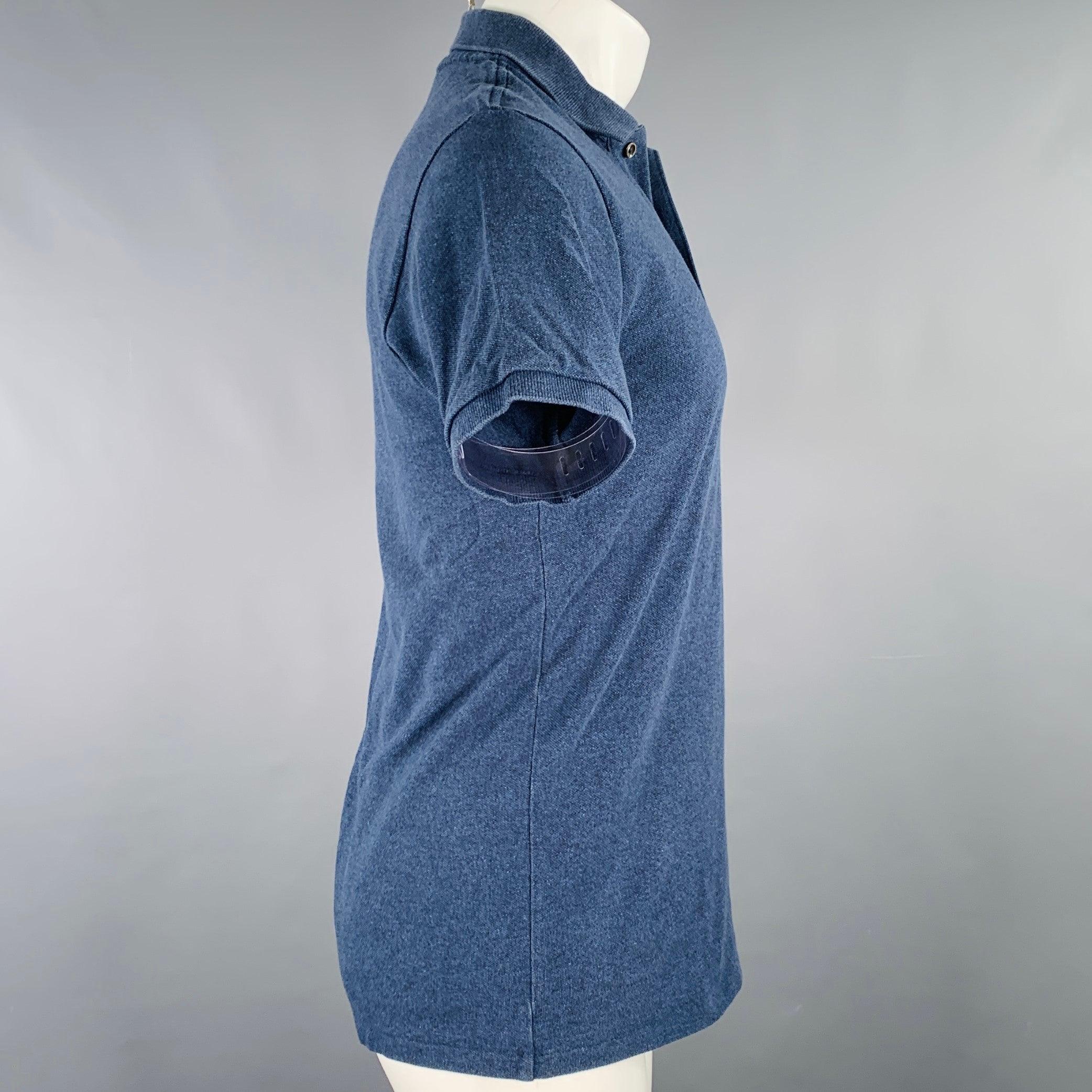 LACOSTE polo
aus marineblauem Baumwollpiqué mit klassischer Passform, kurzen Ärmeln und halber Knopfleiste. Ausgezeichneter, gebrauchter Zustand. 

Markiert:   FR 3 

Abmessungen: 
 
Schultern: 17 Zoll Brustumfang: 36 Zoll Ärmelumfang: 7,5 Zoll