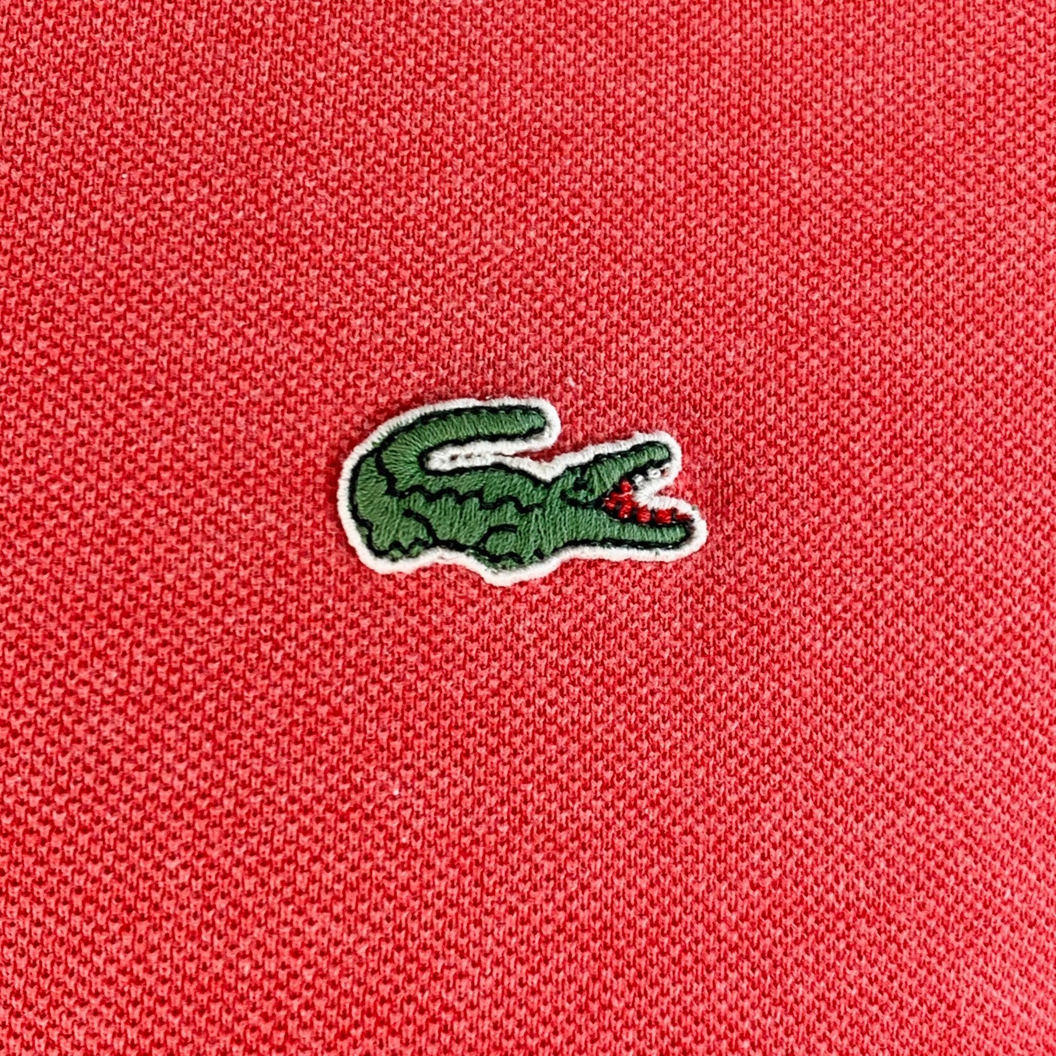 LACOSTE polo
aus korallenrotem Baumwollpiqué mit kurzen Ärmeln und halber Knopfleiste. Made in France. sehr guter gebrauchter Zustand. Leichte Gebrauchsspuren. 

Markiert:   5 

Abmessungen: 
 
Schultern: 17,25 Zoll Brustumfang: 45 Zoll Ärmelumfang: