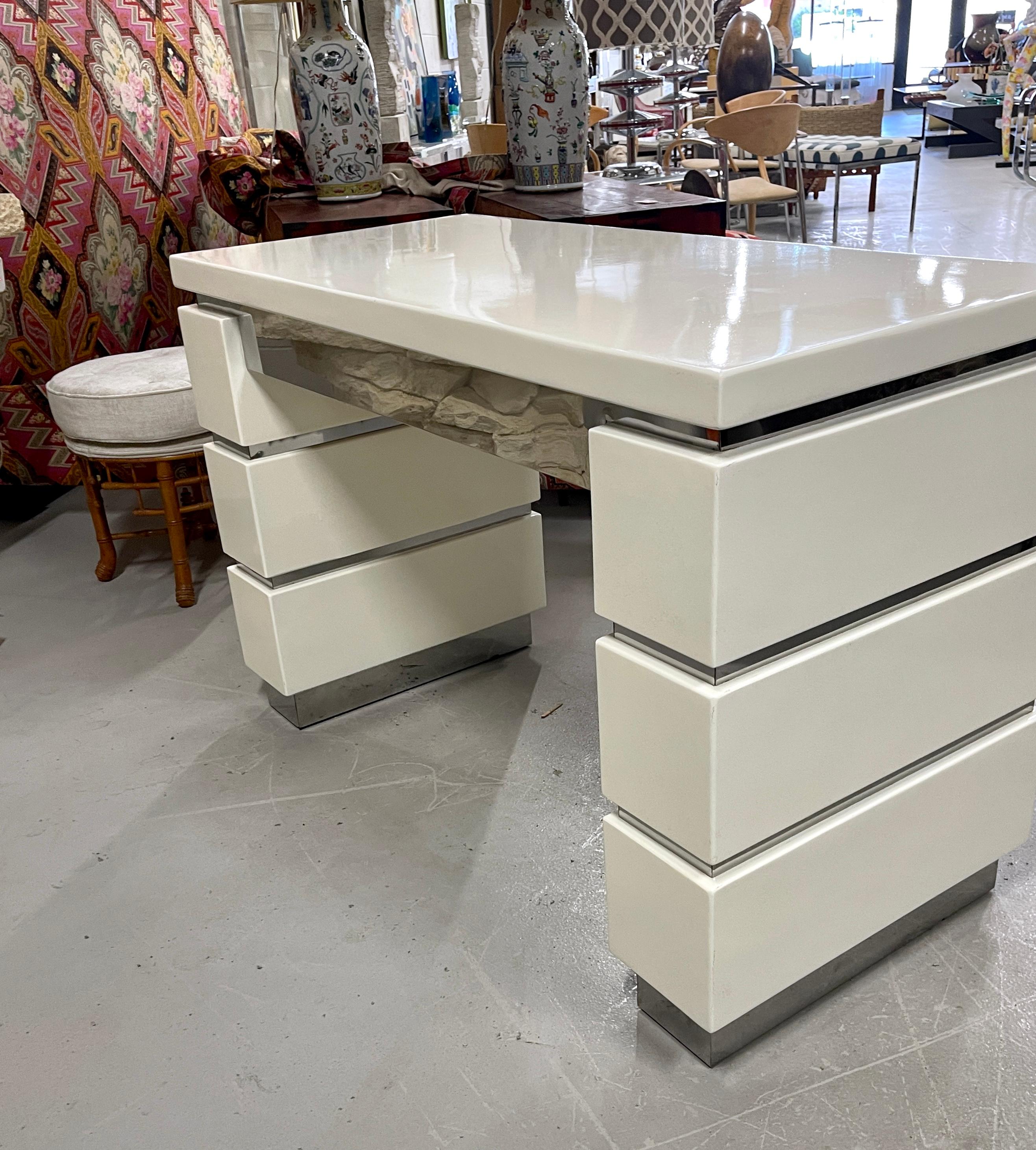 Scrivania vintage laccata e cromata in vendita 5