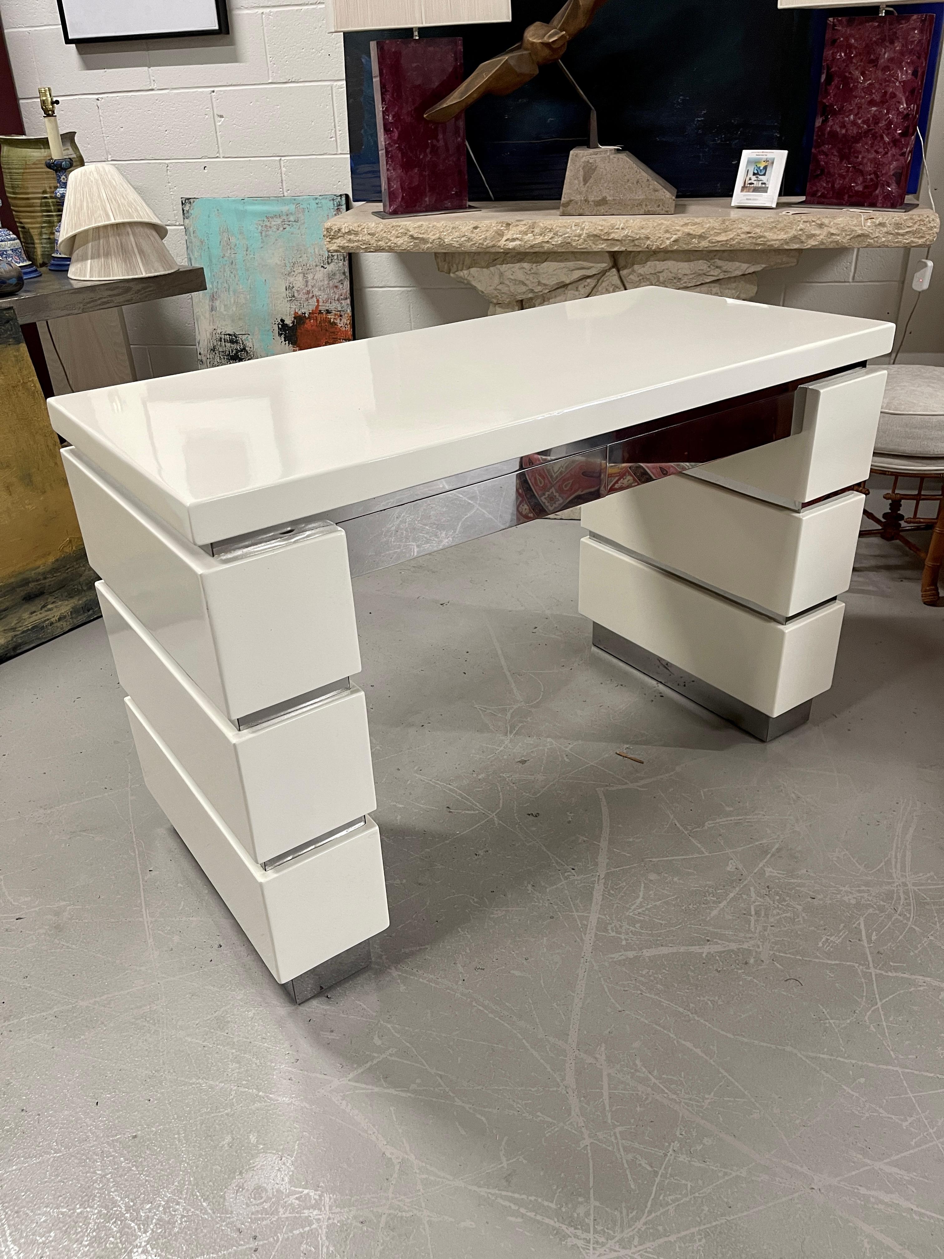 Scrivania vintage laccata e cromata in vendita 6