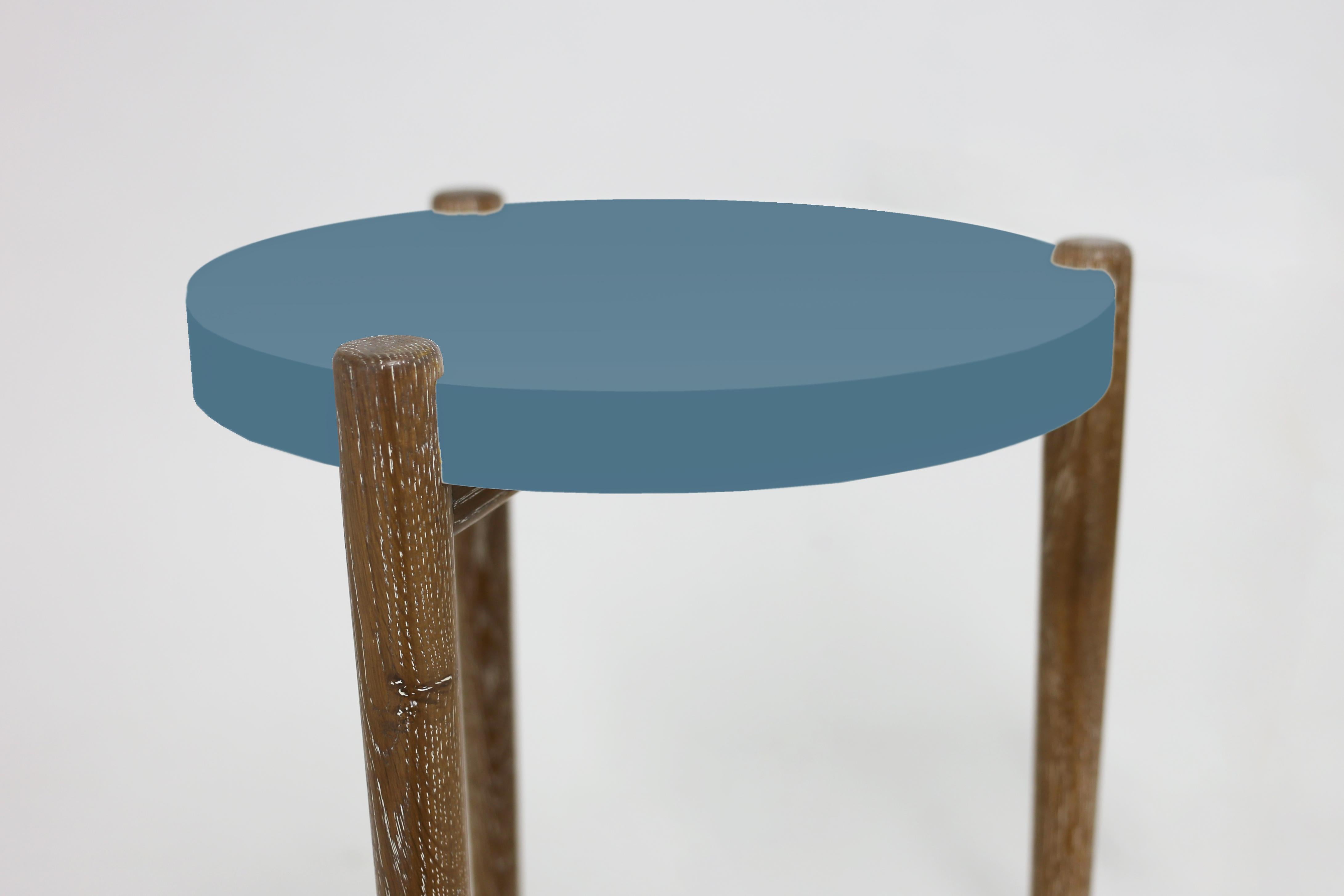 Runder Tisch mit lackierter und bemalter Platte:: abgebildet mit blauer Platte und Holzbeinen (Amerikanische Klassik) im Angebot