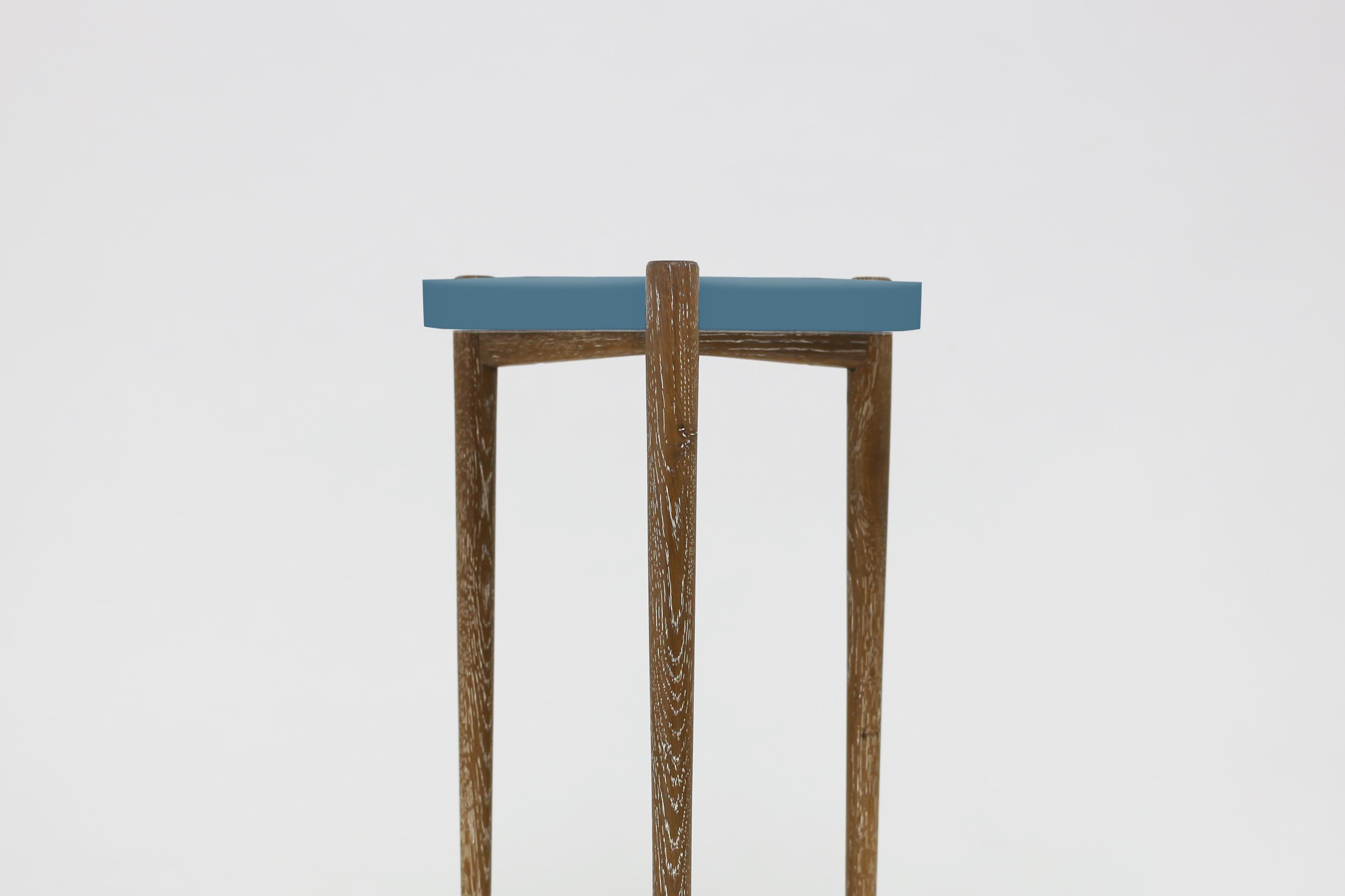Runder Tisch mit lackierter und bemalter Platte:: abgebildet mit blauer Platte und Holzbeinen (amerikanisch) im Angebot