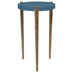 Table d'extrémité à dessus rond laqué et peint:: montrée avec un dessus bleu et des pieds en bois