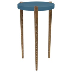 Table d'extrémité à dessus rond laqué et peint:: montrée avec un dessus bleu et des pieds en bois