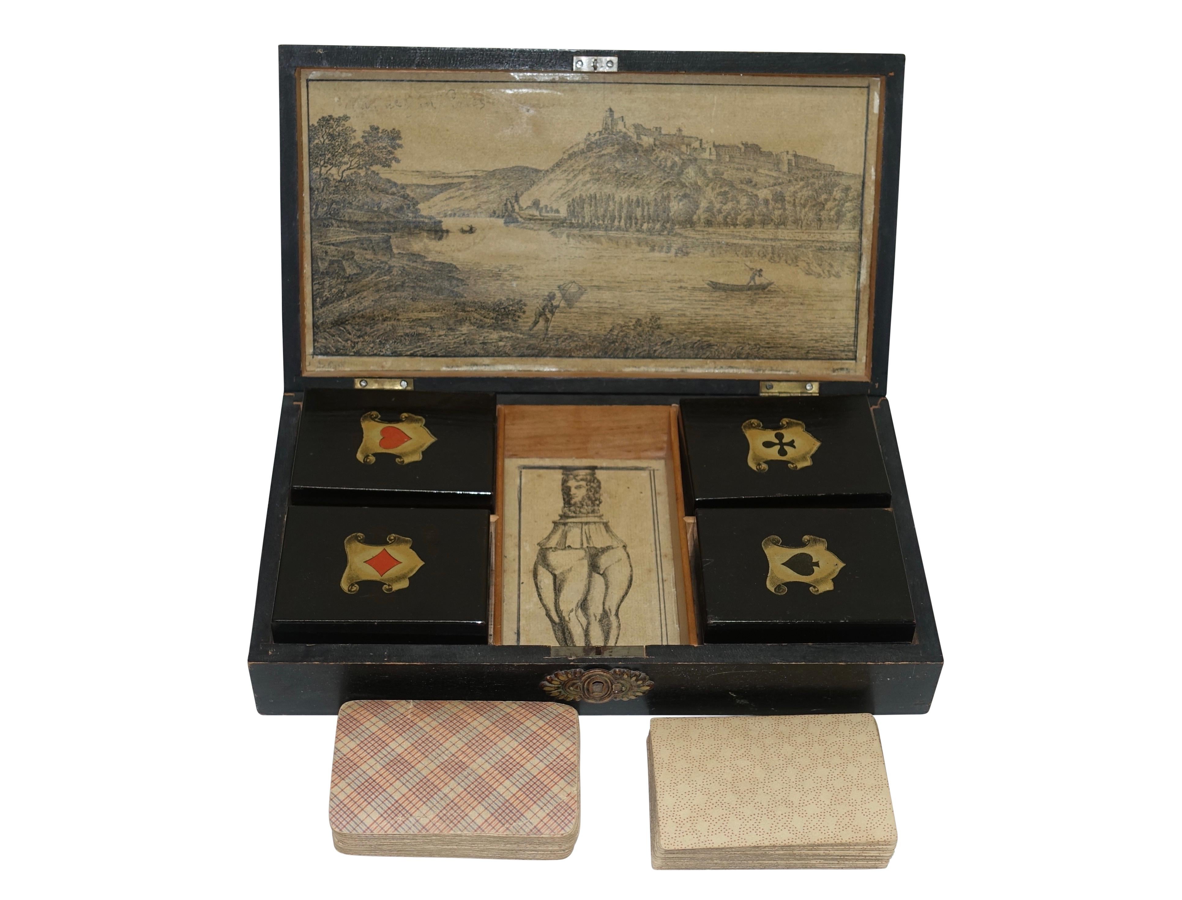 Lackierte und schablonierte Spielkasten mit Karten, europäisches 19. Jahrhundert im Angebot 1
