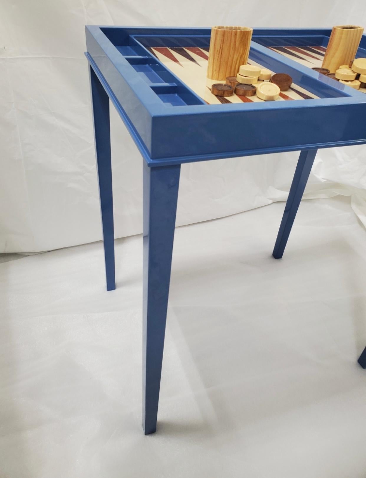 Lackblauer hochglänzender Backgammon-Spieltisch mit abnehmbarer Platte, auf Bestellung gefertigt (Marketerie) im Angebot