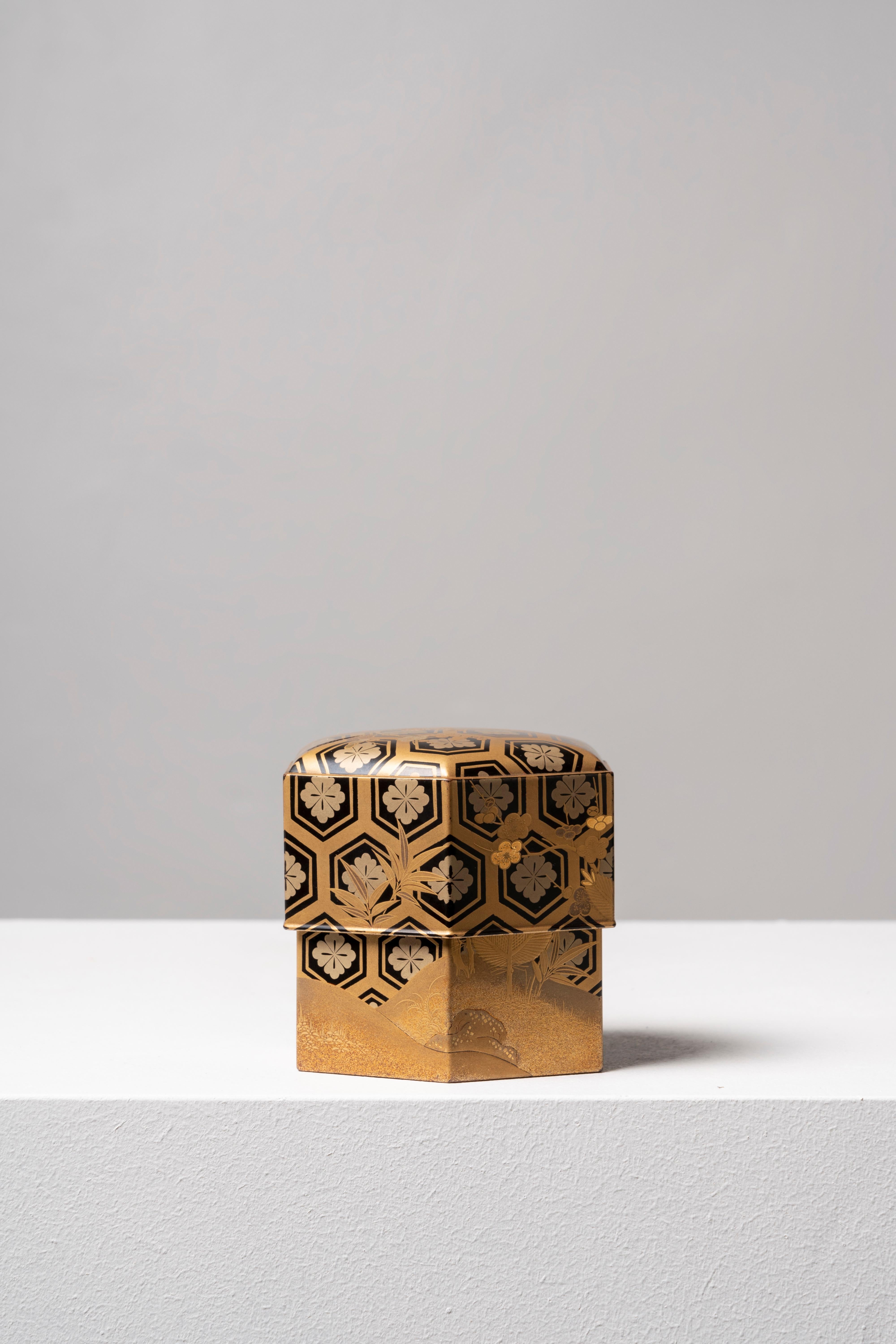 Box made using Maki-e, a Japanese lacquer decoration technique in which pictures, patterns, and letters are drawn with lacquer on the surface of lacquerware, and then metal powder such as gold or silver is sprinkled and fixed on the surface of the