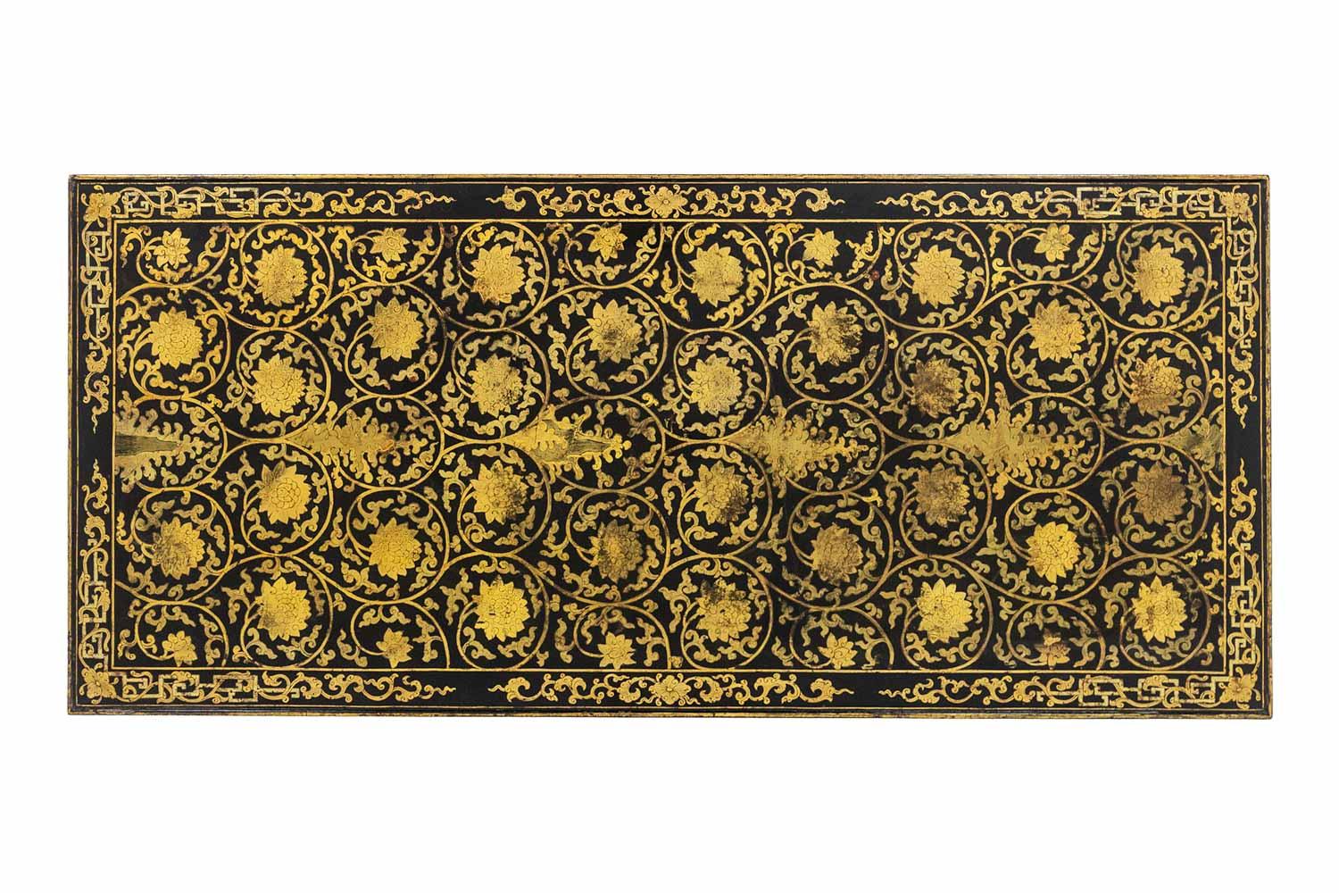 Lacquer coffee table enhanced with floral motifs. Circa 1900. In Excellent Condition For Sale In Saint-Ouen, FR