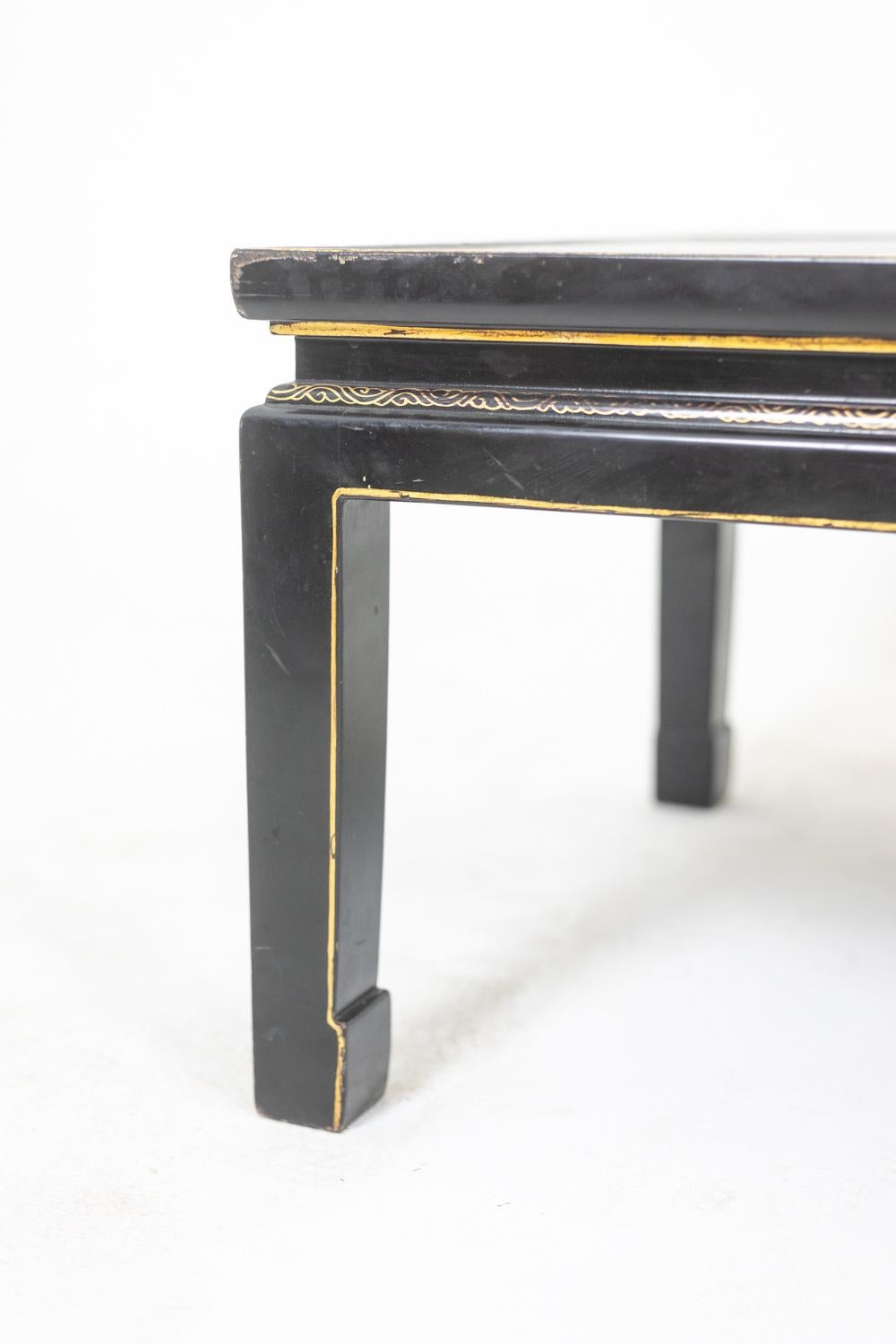 Lacquer coffee table enhanced with floral motifs. Circa 1900. For Sale 1
